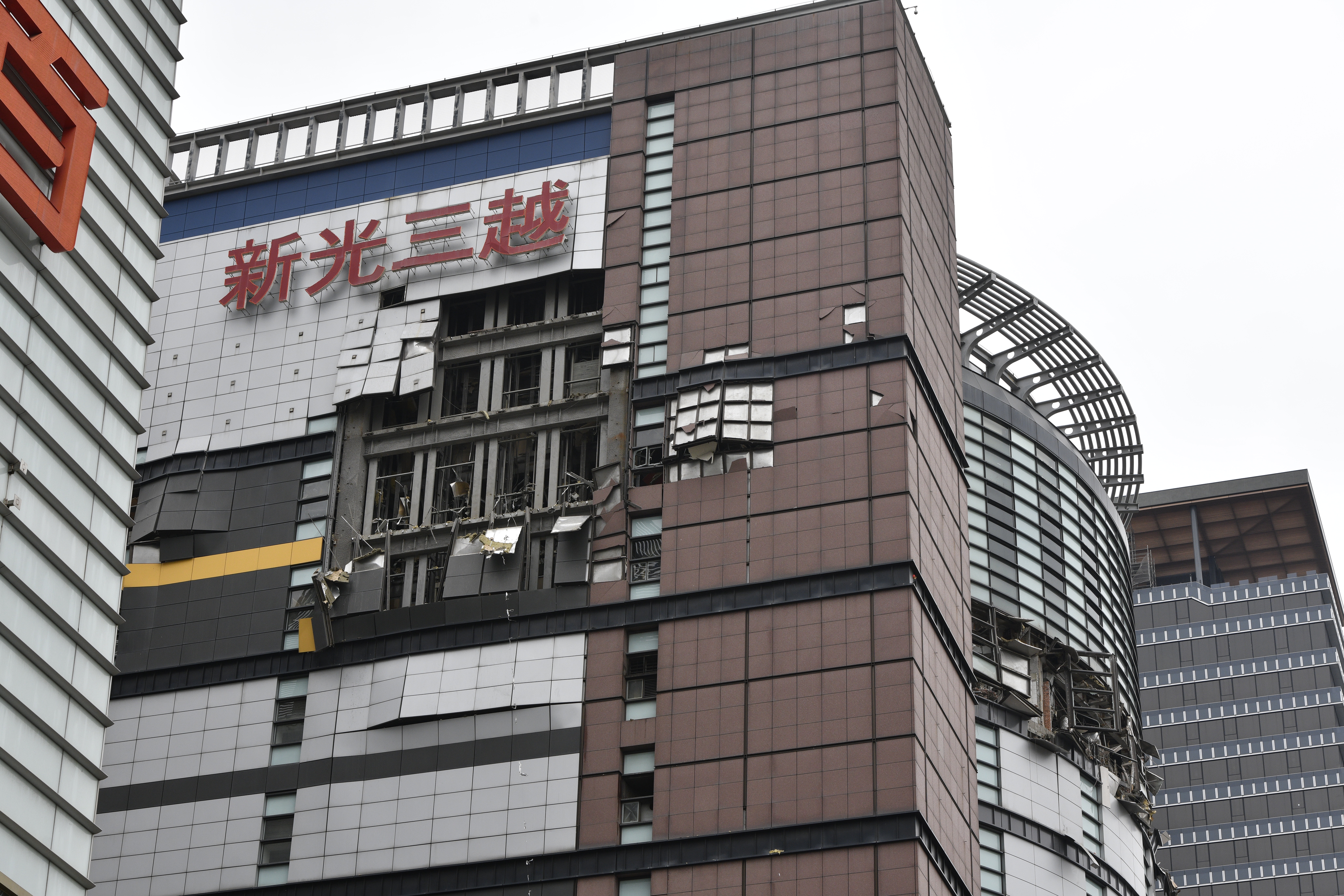 台中新光三越氣爆至今仍全棟封閉，業者無法入內進行財物清點。