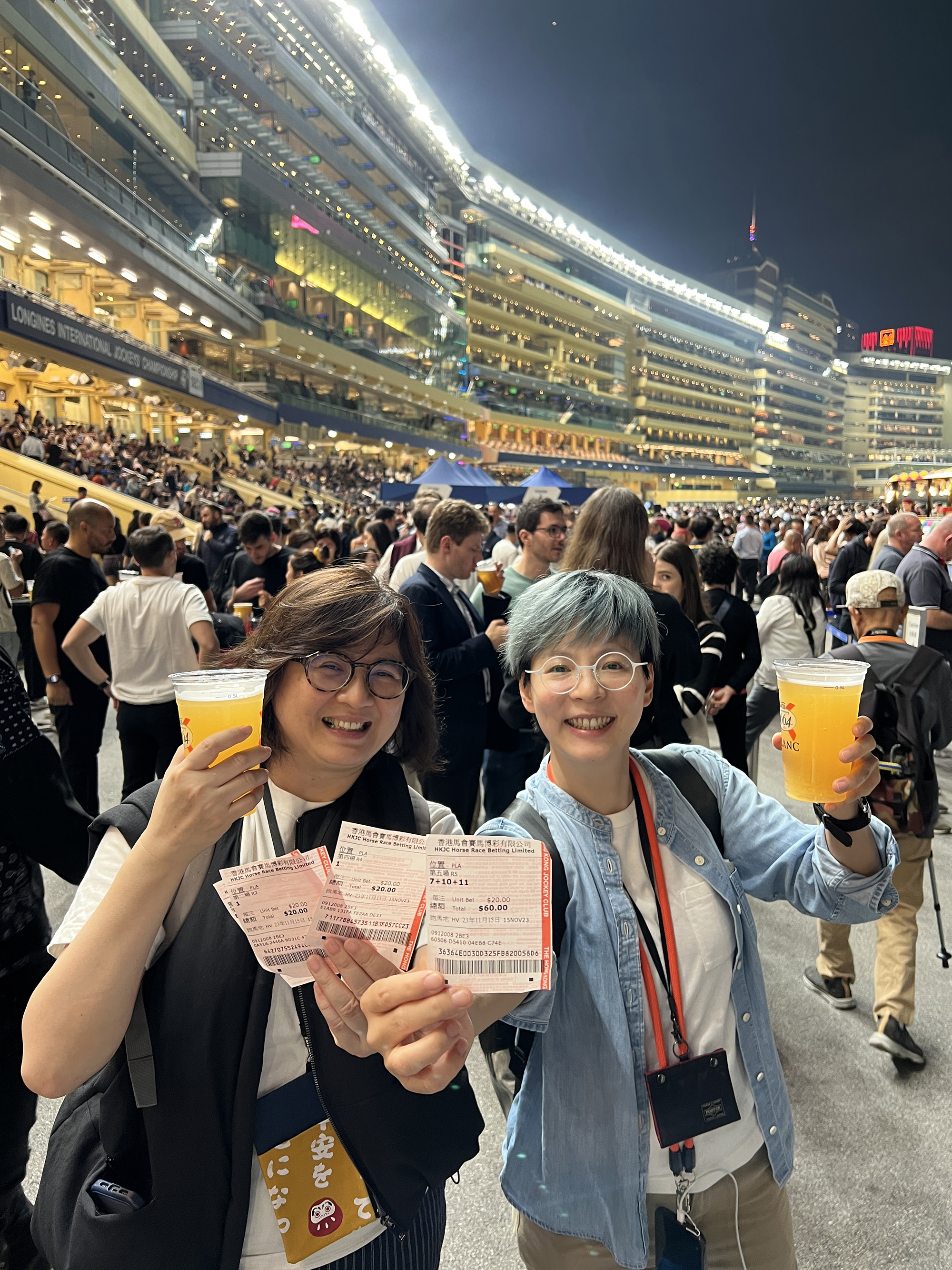 到香港體驗獨一無二的夜間賽馬，可以享受小賭怡情的樂趣。