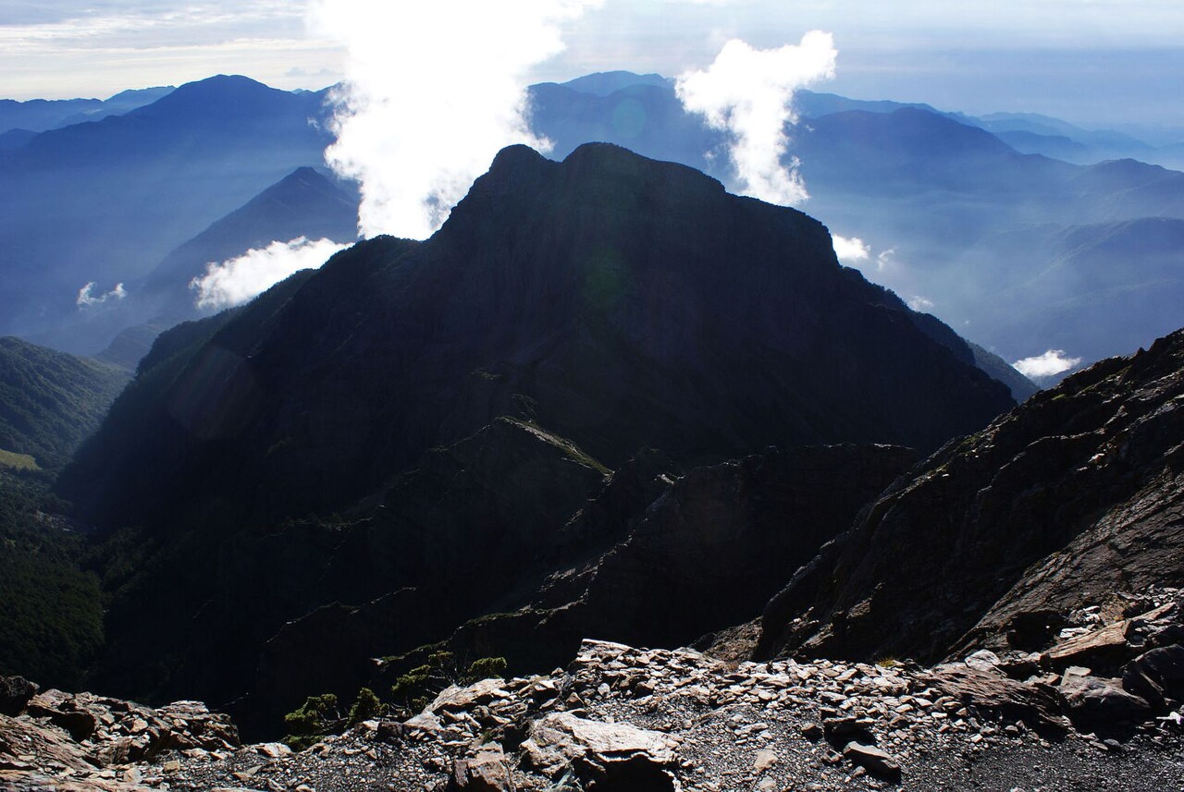 2名登山客攀登玉山東峰時,因天氣突變遭遇雷雨。(翻攝自維基百科)