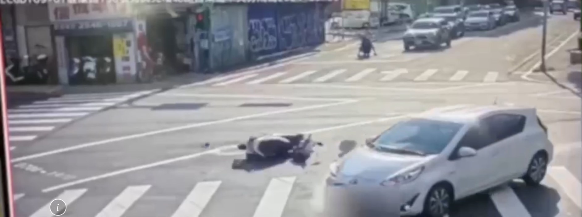 羅男轎車左轉時撞上林姓女騎士的機車，林女連人帶車被噴飛，送醫不治。（翻攝畫面）