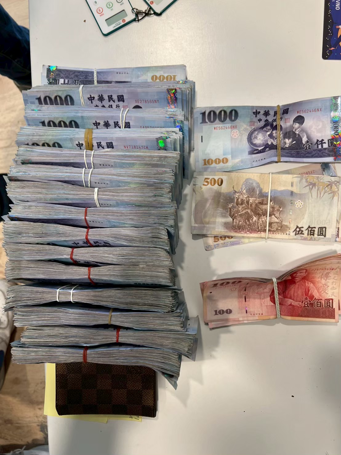 現場查獲現金475萬餘元。(中打提供)