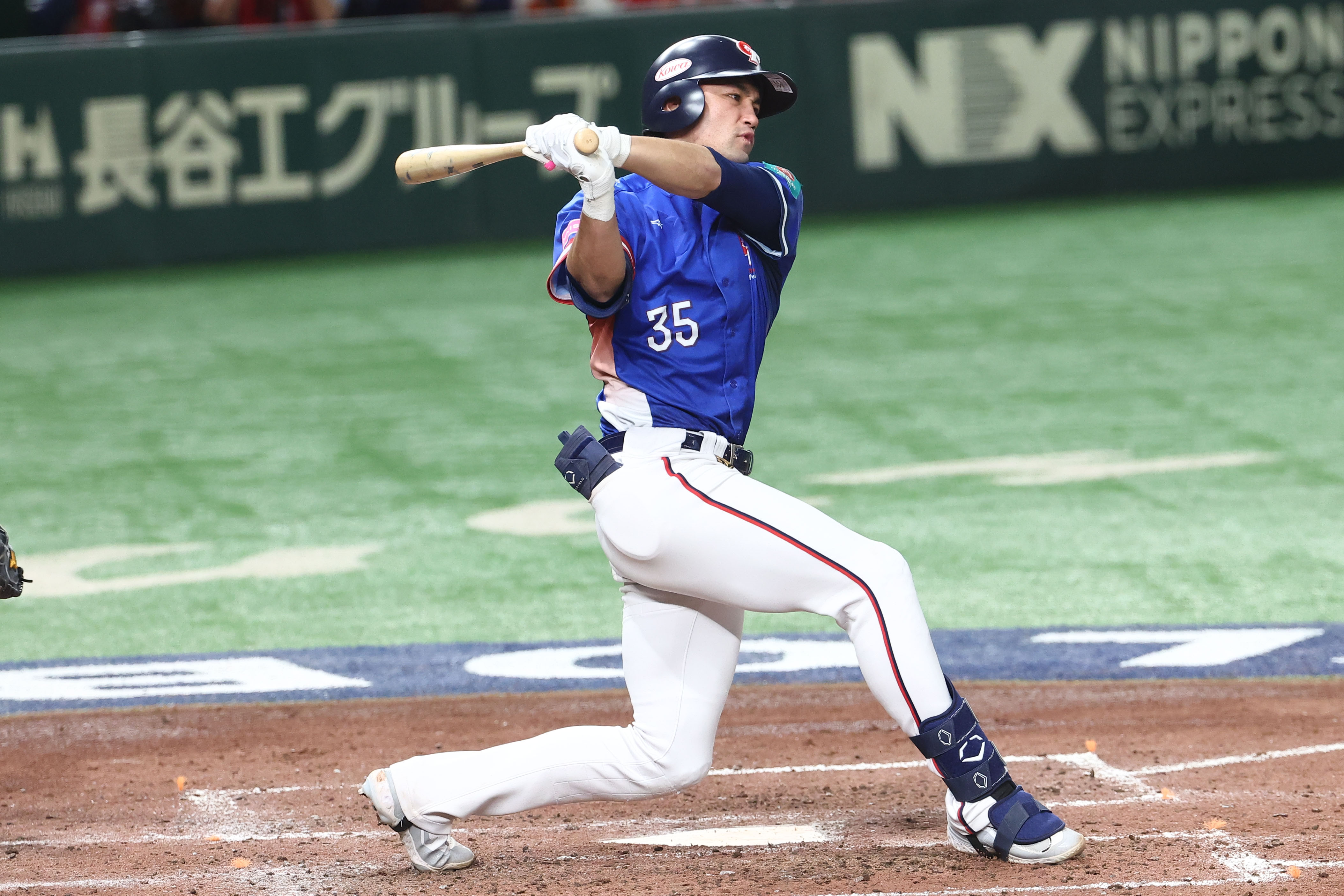 先發一壘手潘傑楷在昨日冠軍戰第7局時，因左手小拇指脫臼，被迫退場。（中華棒協提供）