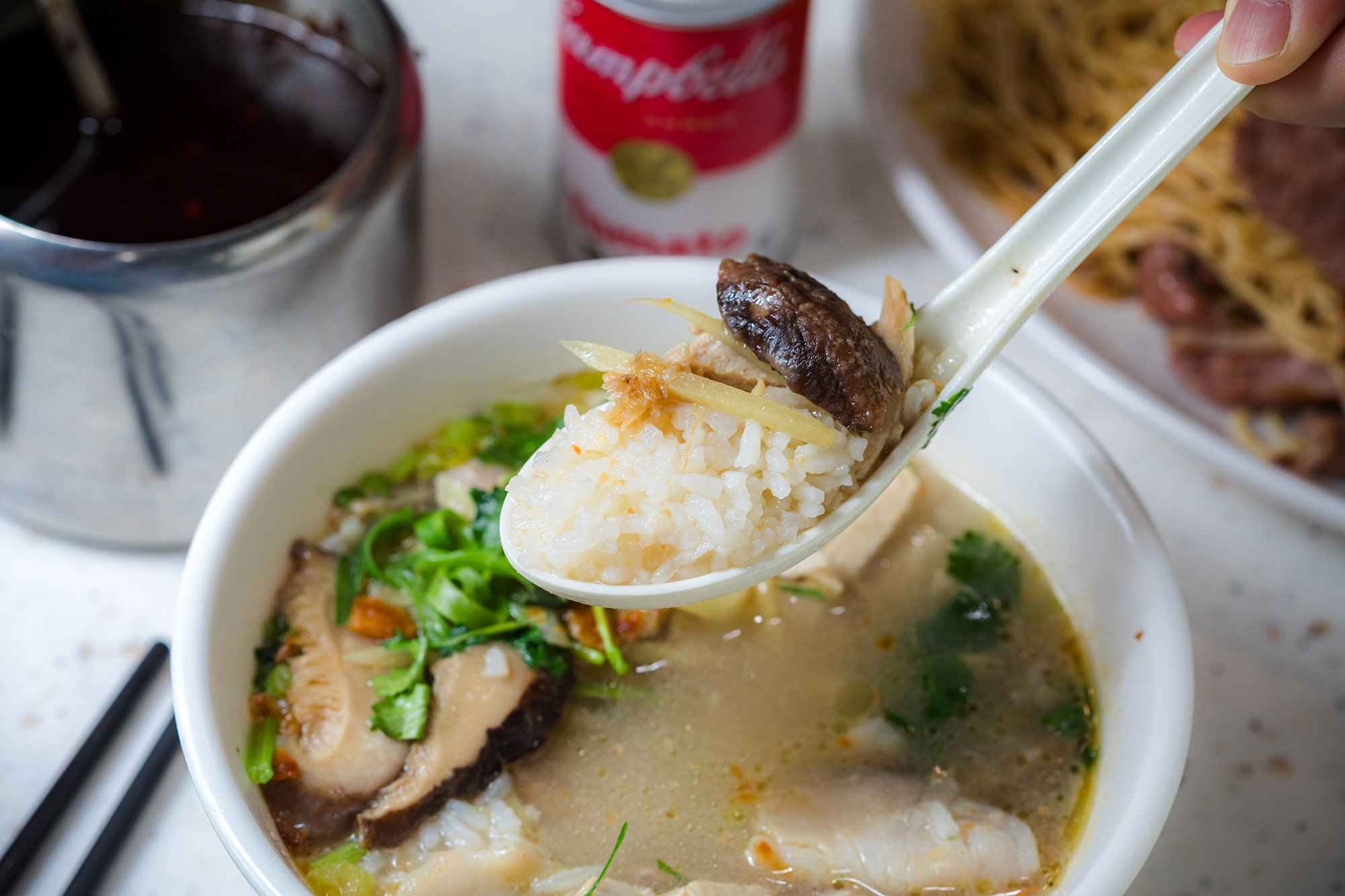 開店已有40多年的「黃明記粥粉麵家」，以手打豬肉丸、墨魚丸做為鎮店之寶，不少食客也推薦美味的「潮式泡粥」。