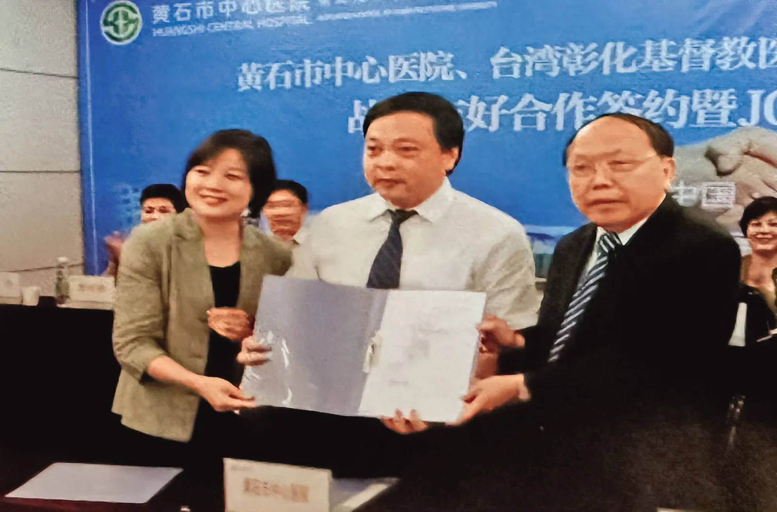 彰基前院長郭守仁(右)涉背信遭法院收押。翻攝網路
