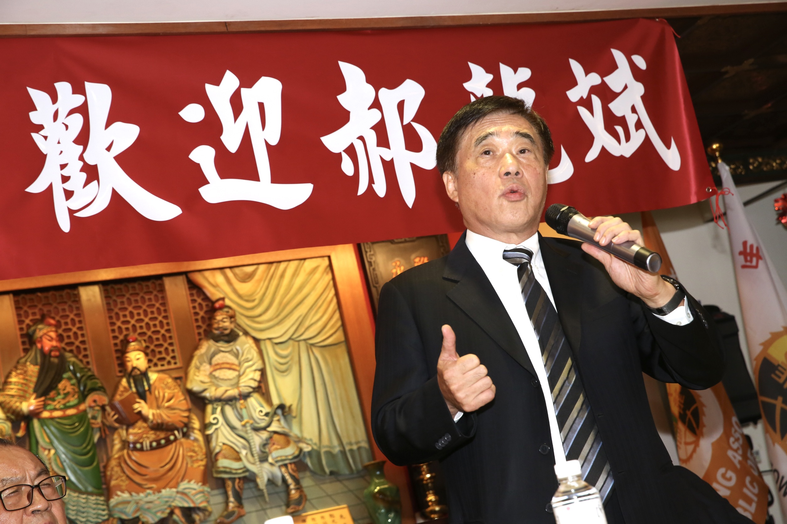 郝龍斌參選國民黨主席後積極爭取支持，今上午除了拜會全國公教軍警消聯合總會，也接受網路節目專訪。（鏡報董孟航）