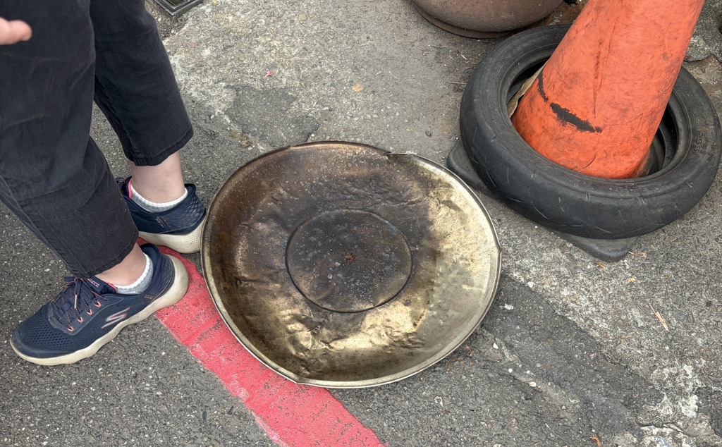 天外飛來香爐蓋！雙載夫妻停紅燈被擊中　雙雙掛彩送醫