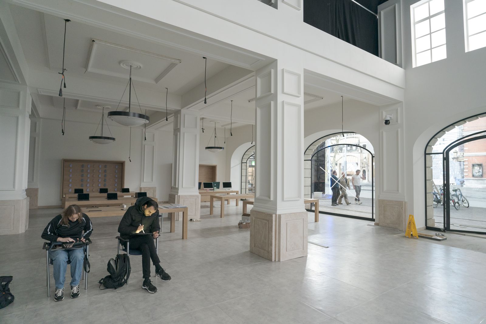 片中的蘋果商店,當然不是實地拍攝,於是劇組重新搭建了一比一的蘋果商店,讓人完全分不出來。(Netflix提供)