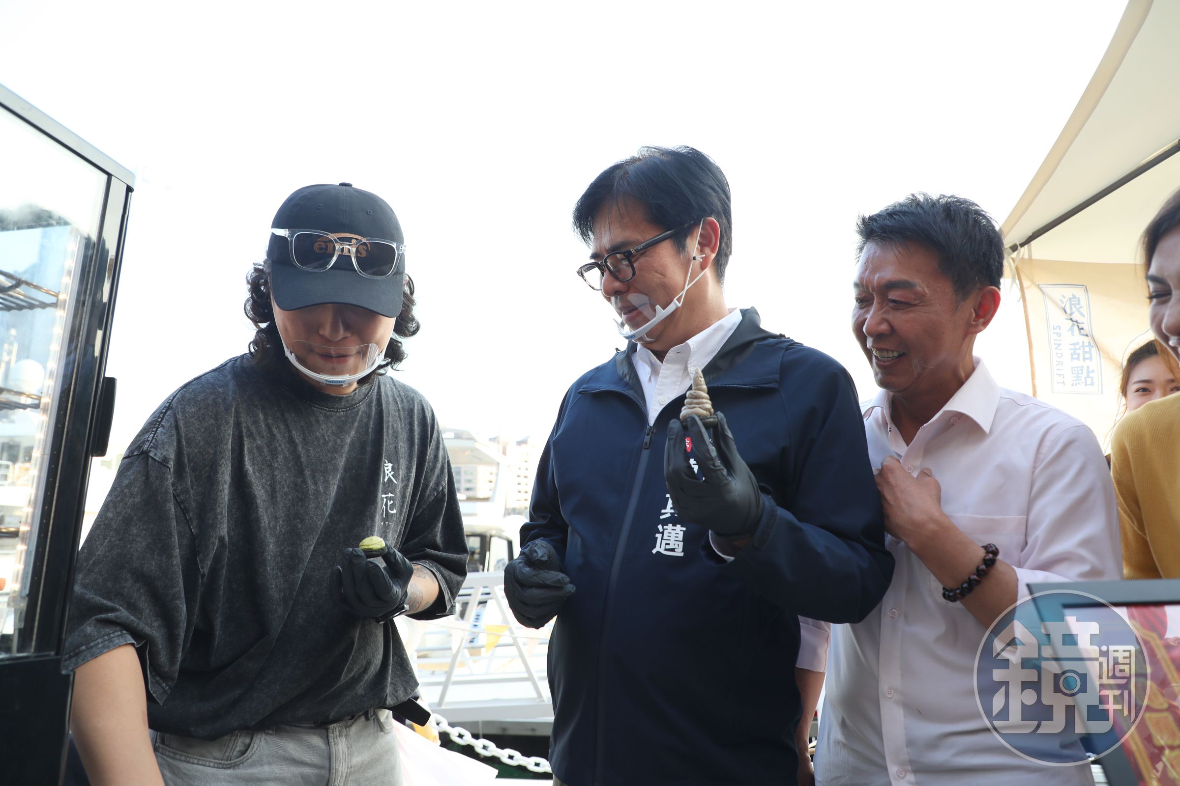 市長陳其邁走訪青創店家浪花甜點攤位體驗馬卡龍如何組裝。