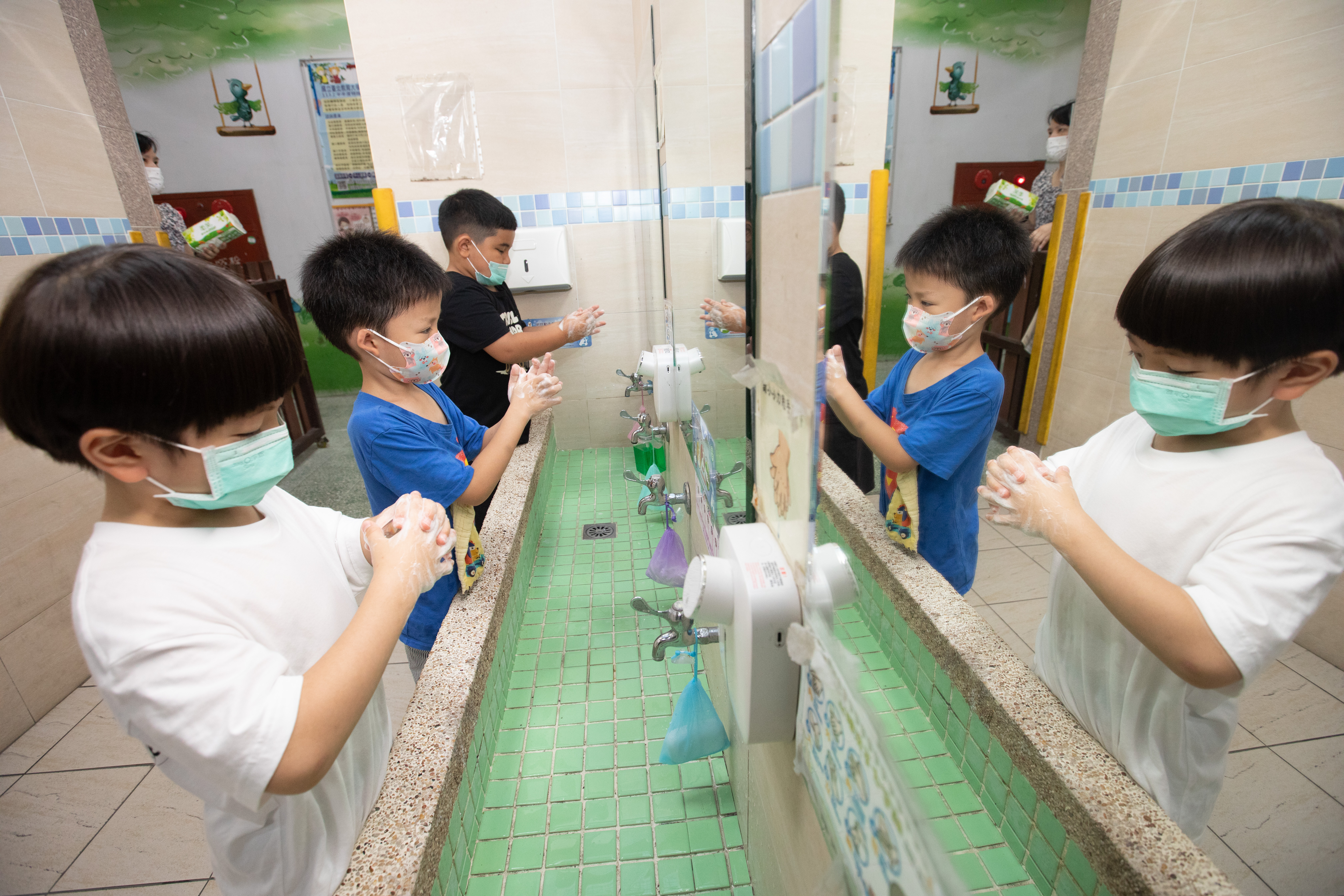 適逢腸病毒好發期，新北市中和及板橋已列入高風險區，教育局提醒，應特別留意孩子進食前、如廁後須確實以肥皂正確勤洗手。