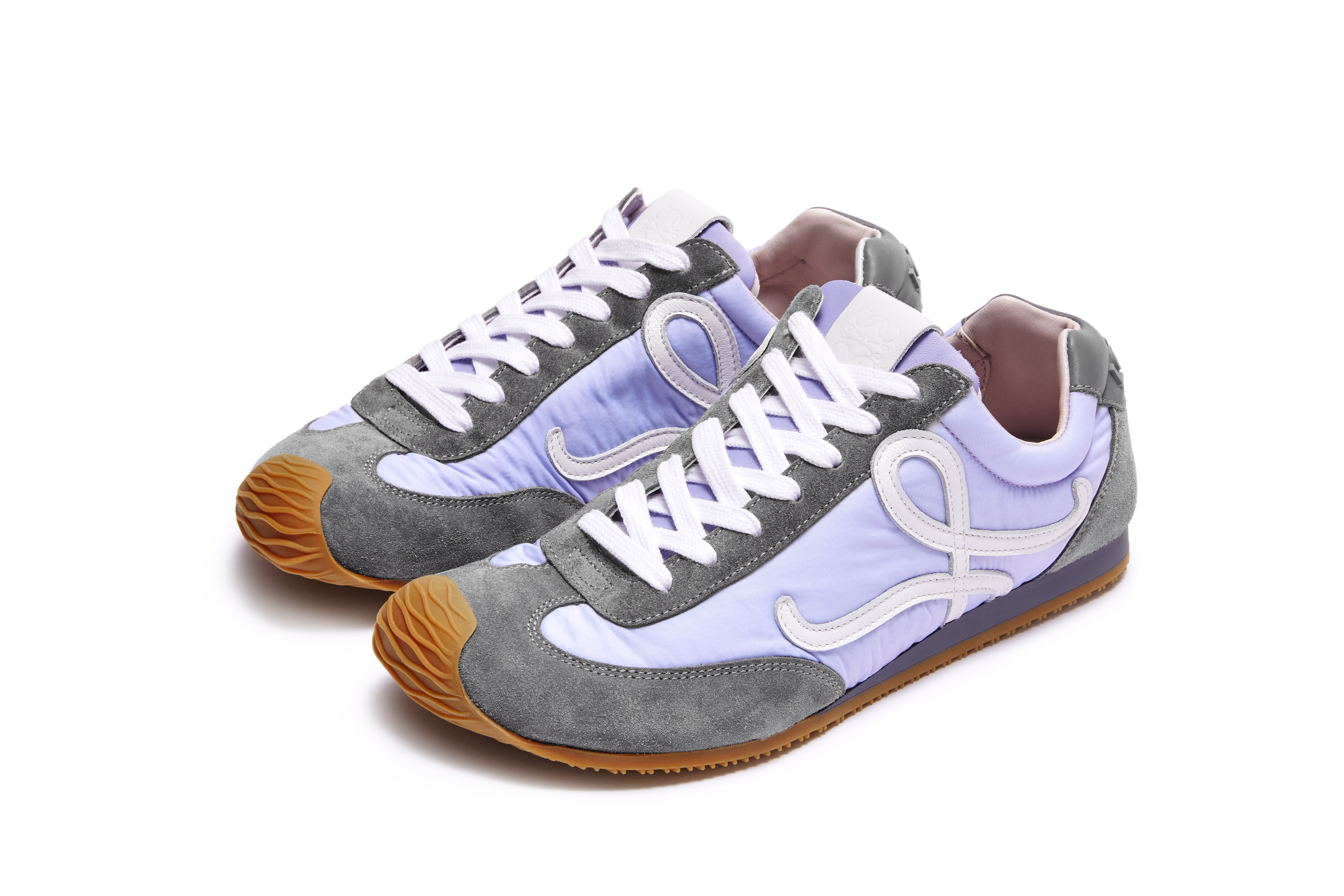 Ballet Runner 2.0 丁香紫拼灰尼龍和小牛皮運動鞋。NT$26,000（羅威提供）