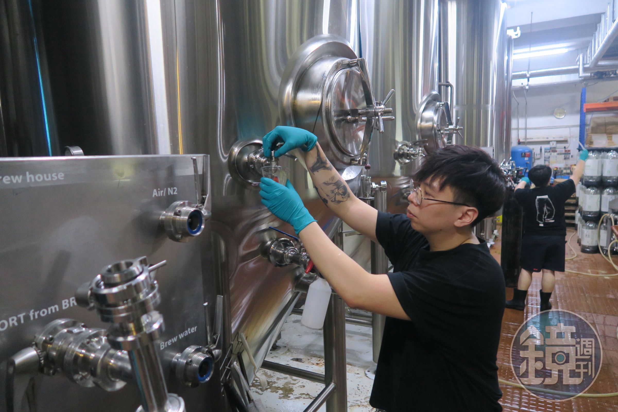 釀酒師盧建培(Harry Loo)汲取剛釀好的啤酒給我們品嘗。