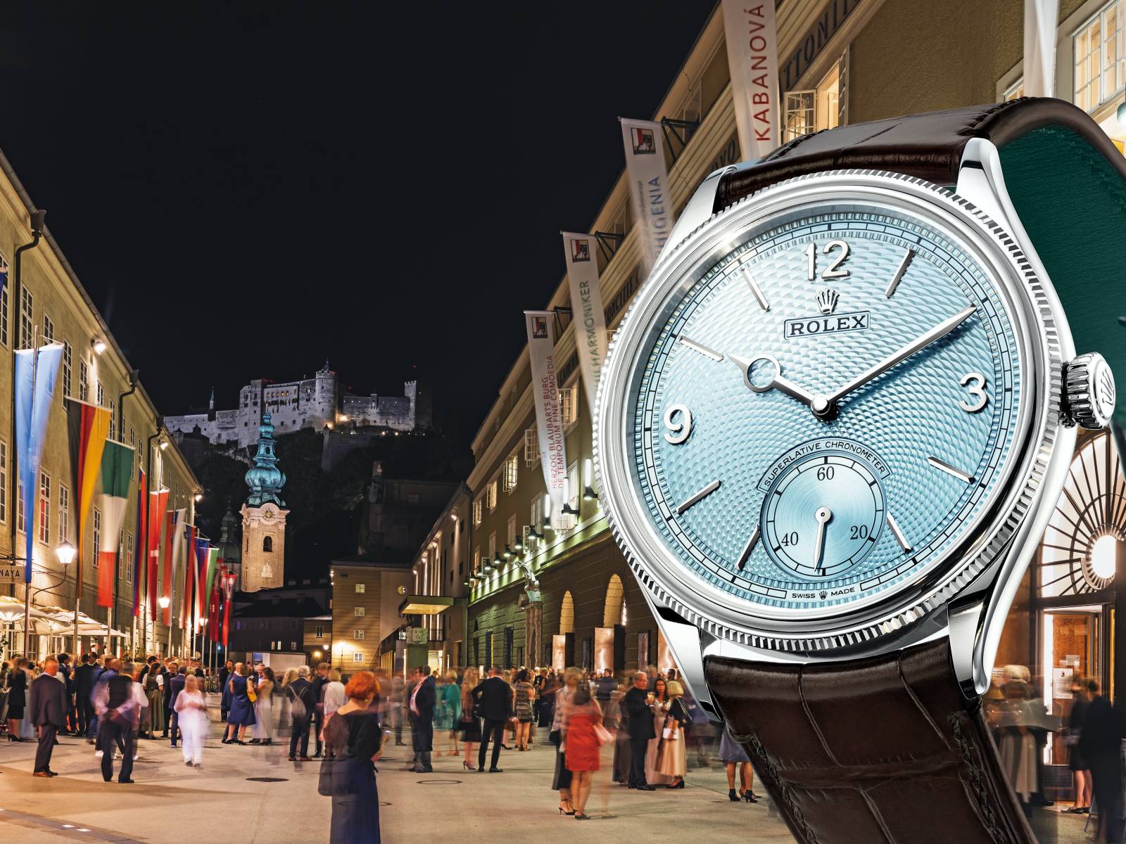 最適合戴著去看歌劇的正裝錶，是勞力士1908系列。勞力士去年發表的1908系列，是品牌久違的正裝錶，並具備勞力士罕見的透背設計，一發表即引起高度討論。繼白金與黃金材質之後，今年加入最頂級鉑金材質，配備冰藍色面盤，並裝飾機刻雕花工藝打造的穀粒紋，瞄準頂級客層。 功能：時、分、小秒針指示 機芯：7140型自動上鏈機芯 定價：約NT$1,079,000。