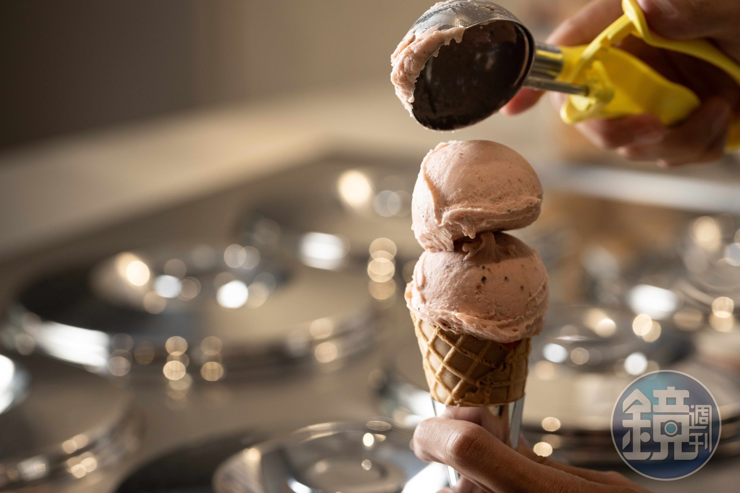 鄰近大稻埕碼頭新開幕的冰店「VARCO Gelato瓦可」,以番茄夾蜜餞的古早味為靈感推出糖葫蘆口味雪酪。