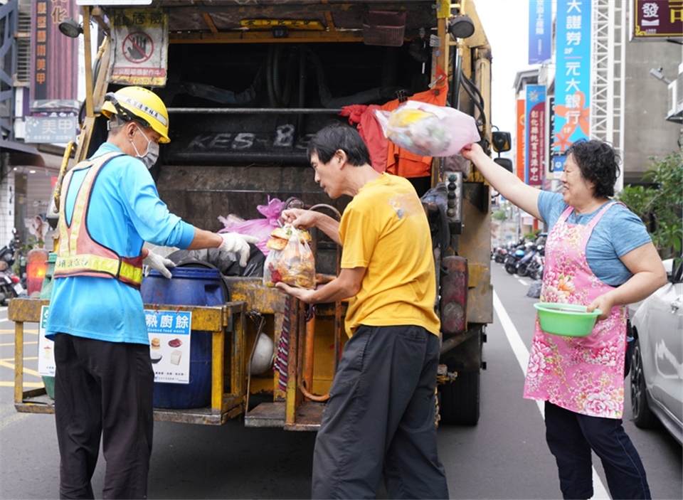 員林市清潔隊與民眾共同落實垃圾分類與廚餘回收，推動減量行動。（圖／彰化縣政府提供）