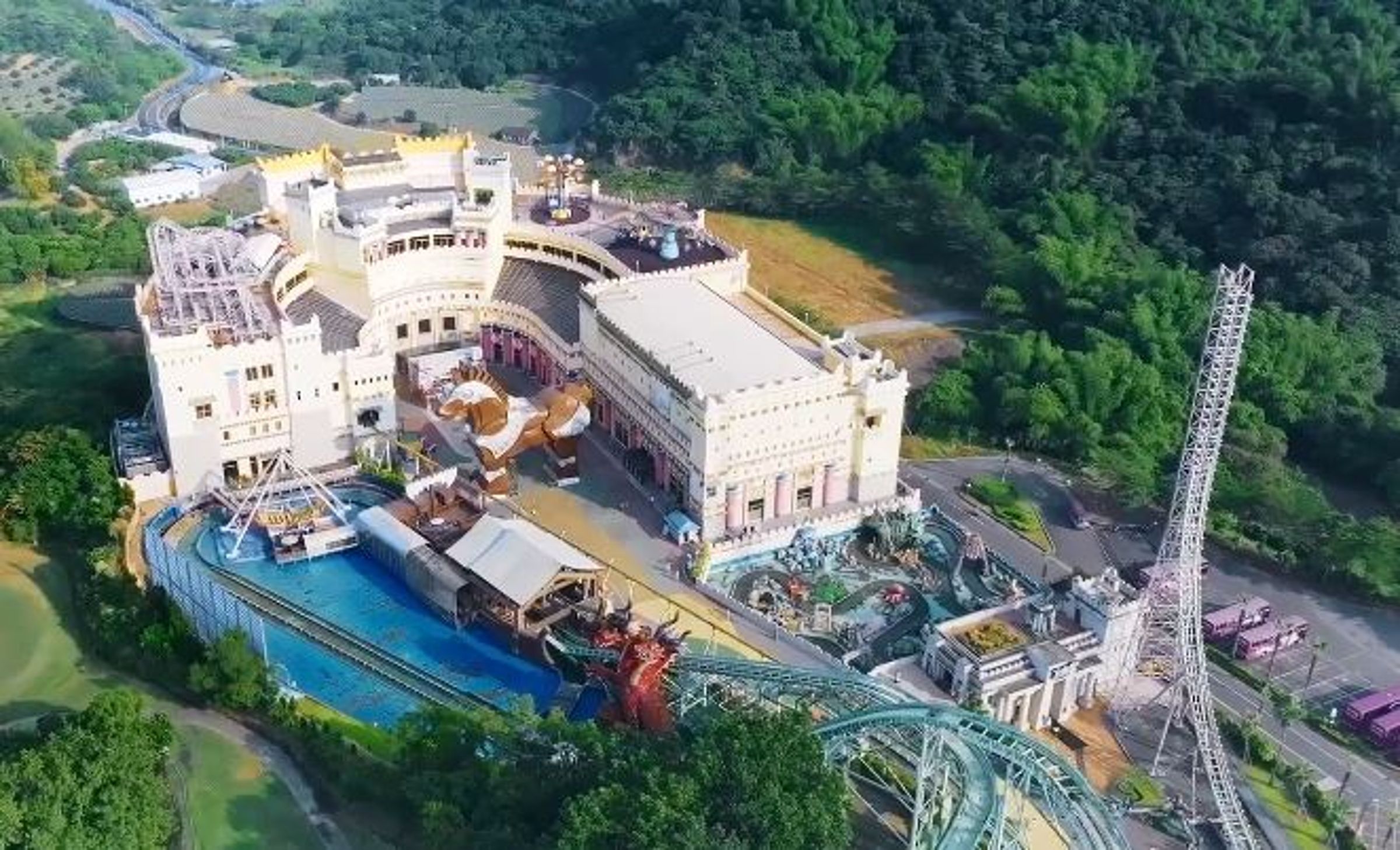 義大世界購物廣場是台灣第一個結合樂園的大型outlet購物中心。(翻攝自義大YT)