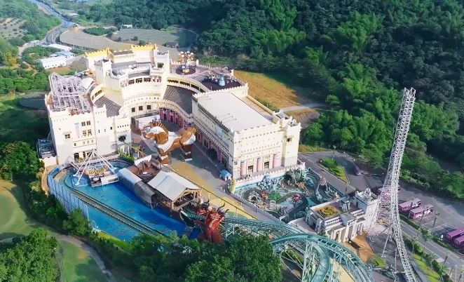 義大世界購物廣場是台灣第一個結合樂園的大型outlet購物中心。（翻攝自義大YT）