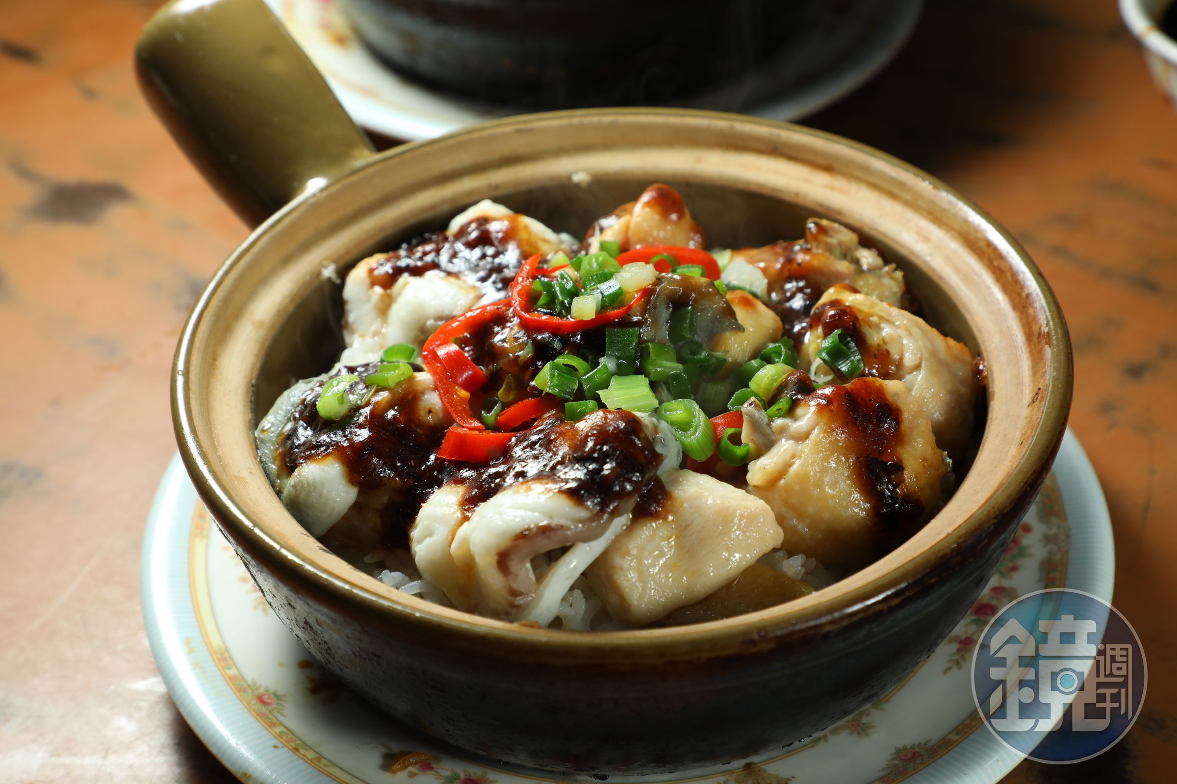 「白鱔滑雞飯」的白鱔軟嫩、雞肉Q彈，淋上醬汁味道更好。（港幣120元／份）