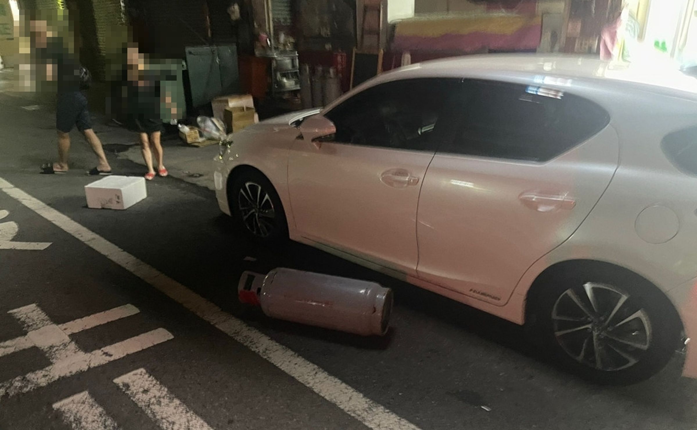 台中一名男子深夜扛瓦斯桶砸車,隨後又衝進超商刺傷路人。(翻攝畫面)