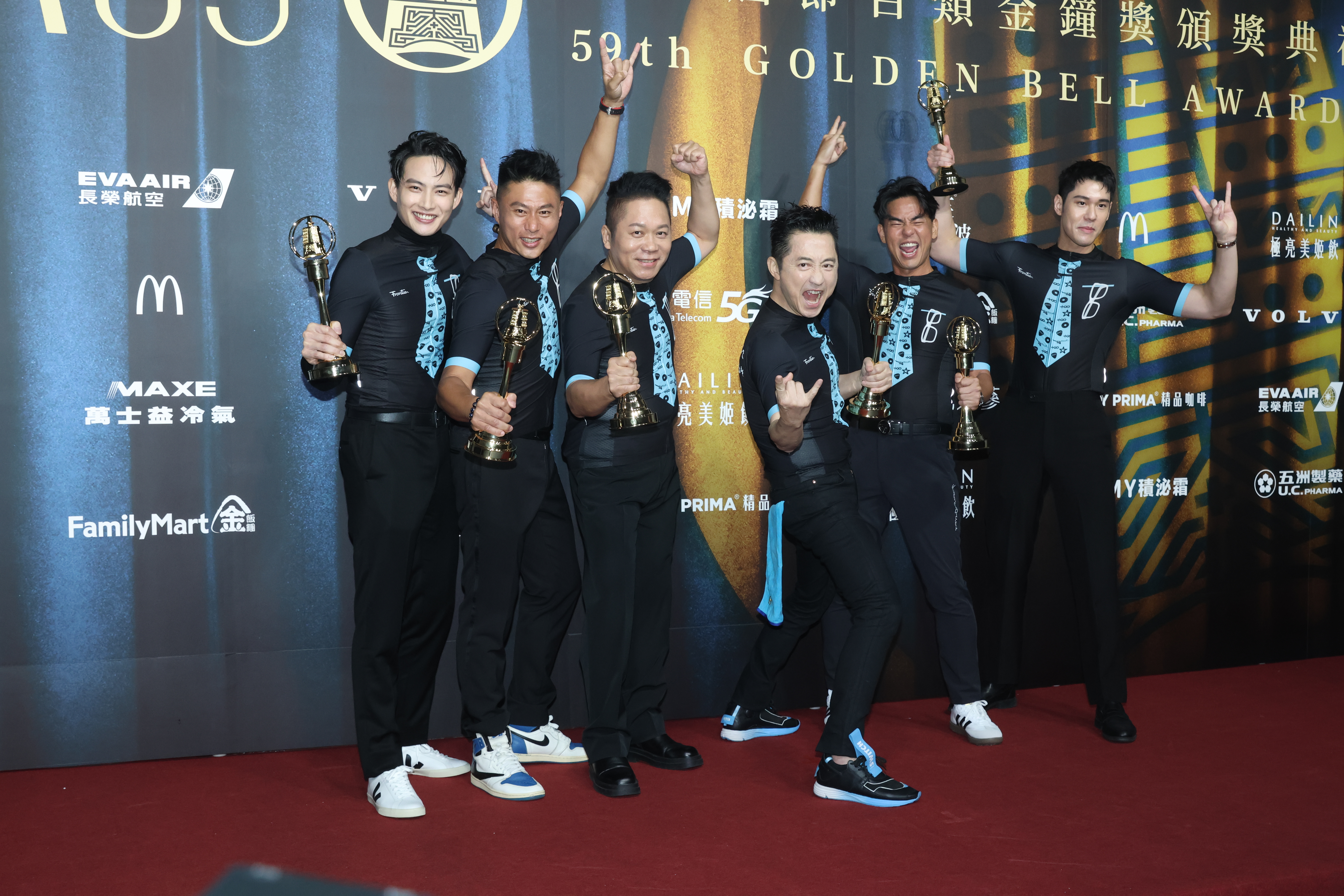 實境節目《騎吧！哈林小隊》獲益智及實境節目主持人獎，張庭瑚（左起）、彭小刀、卜學亮、庾澄慶、柯有倫、周予天。