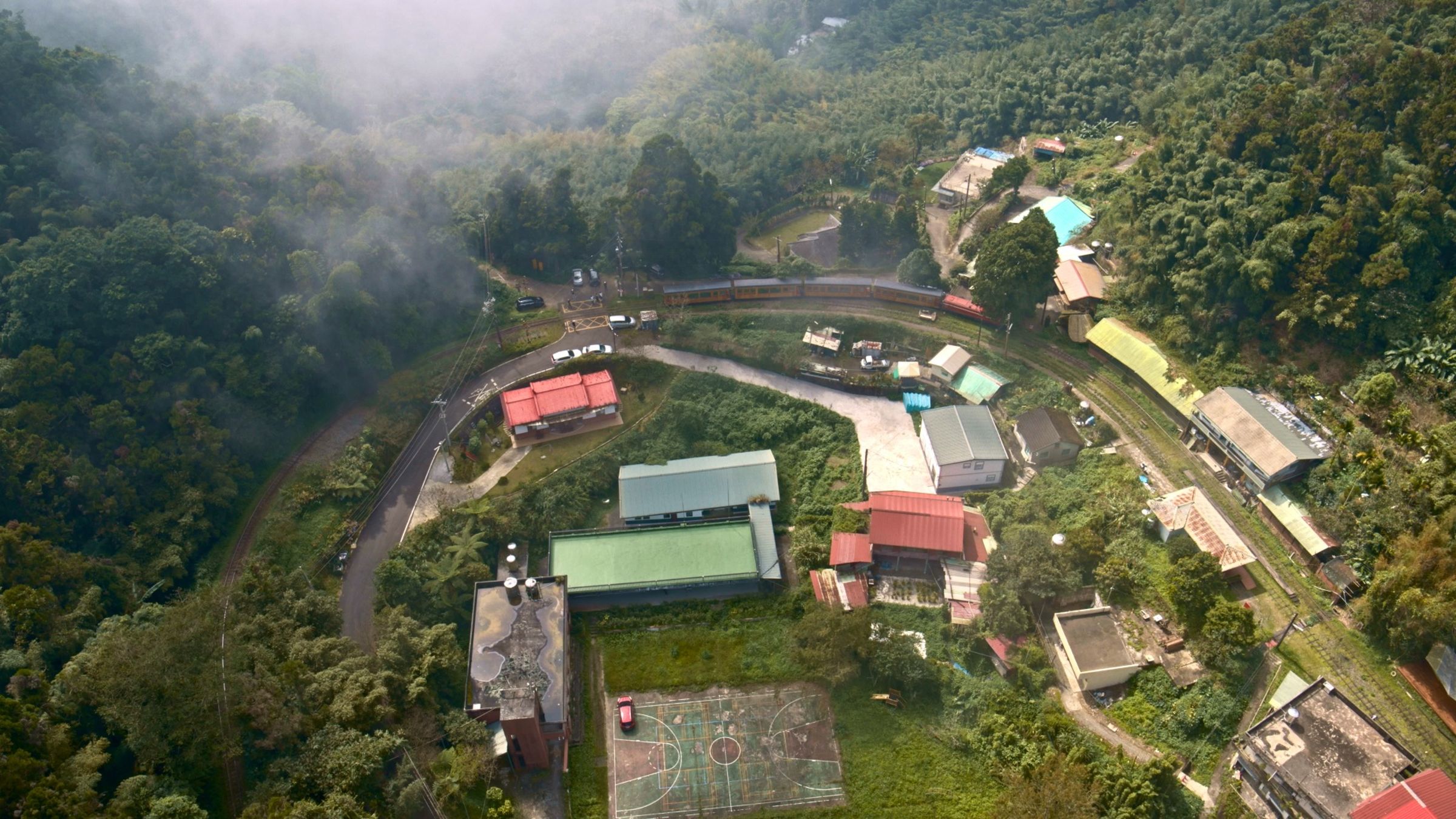 水社寮站至奮起湖站間馬蹄型彎道。（公視提供）