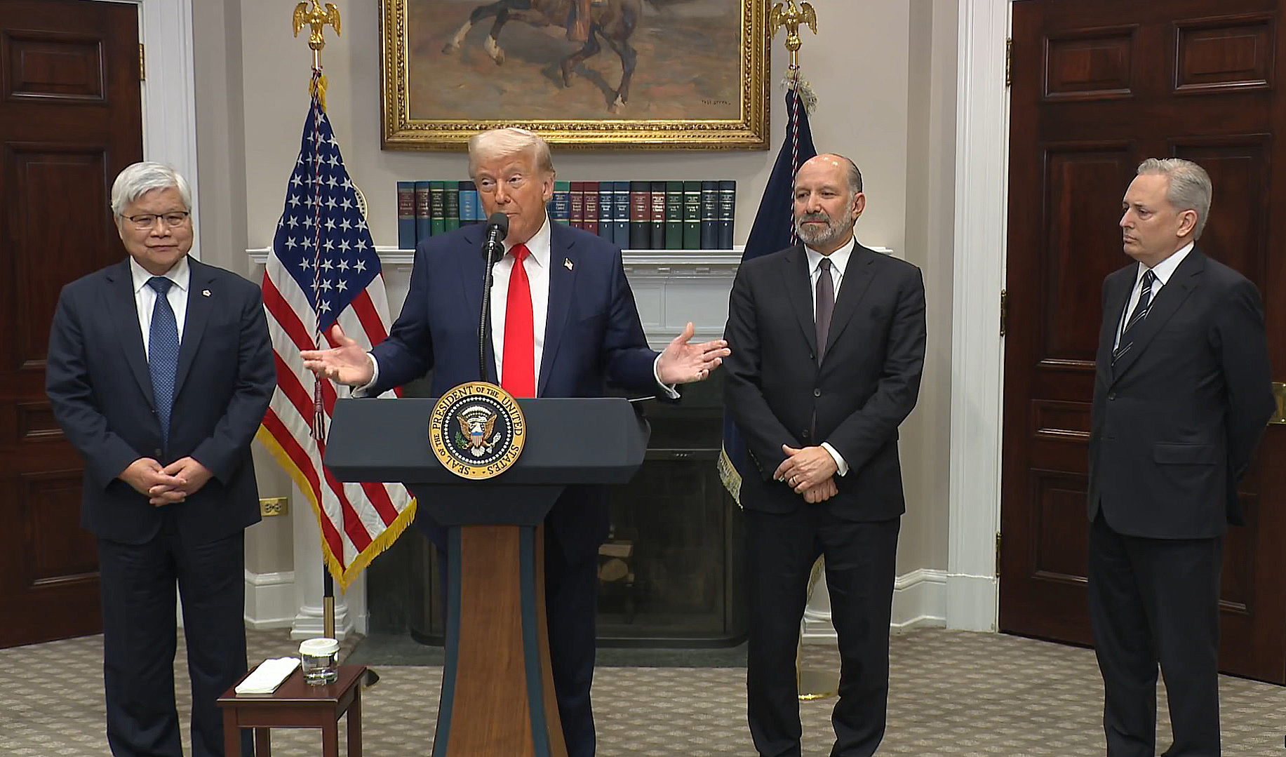 川普近日在節目中，再提台積電讚魏哲家「最受敬重」。（翻攝自白宮 X平台）