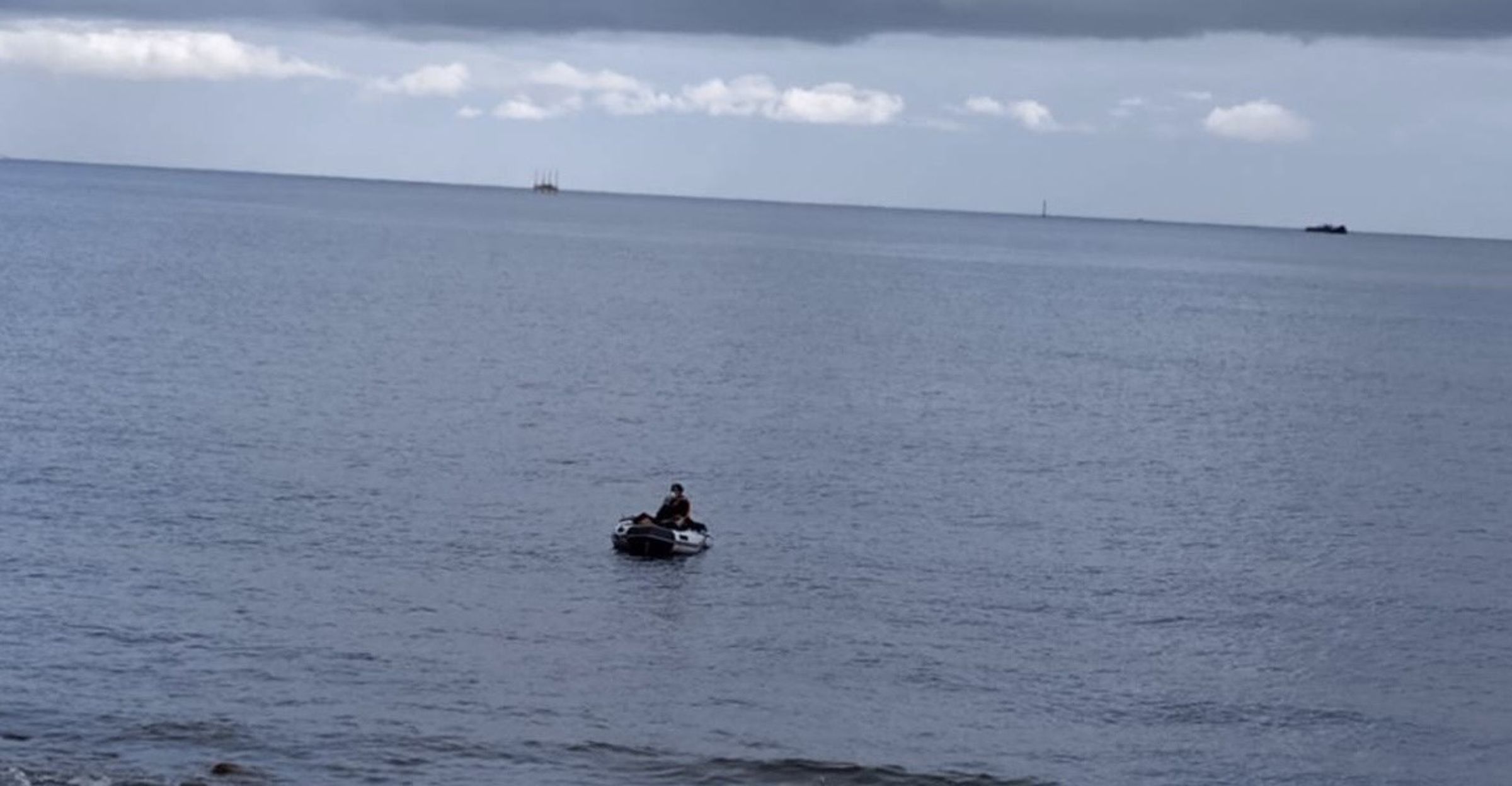 偷渡客在海上飄流。(海巡署提供)