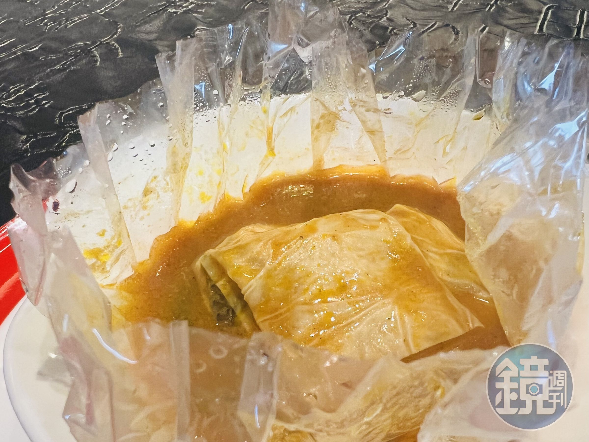 「酸辣腐皮魚」的酸辣風味在濃烈辛香中，依然有著細膩爽口的層次。