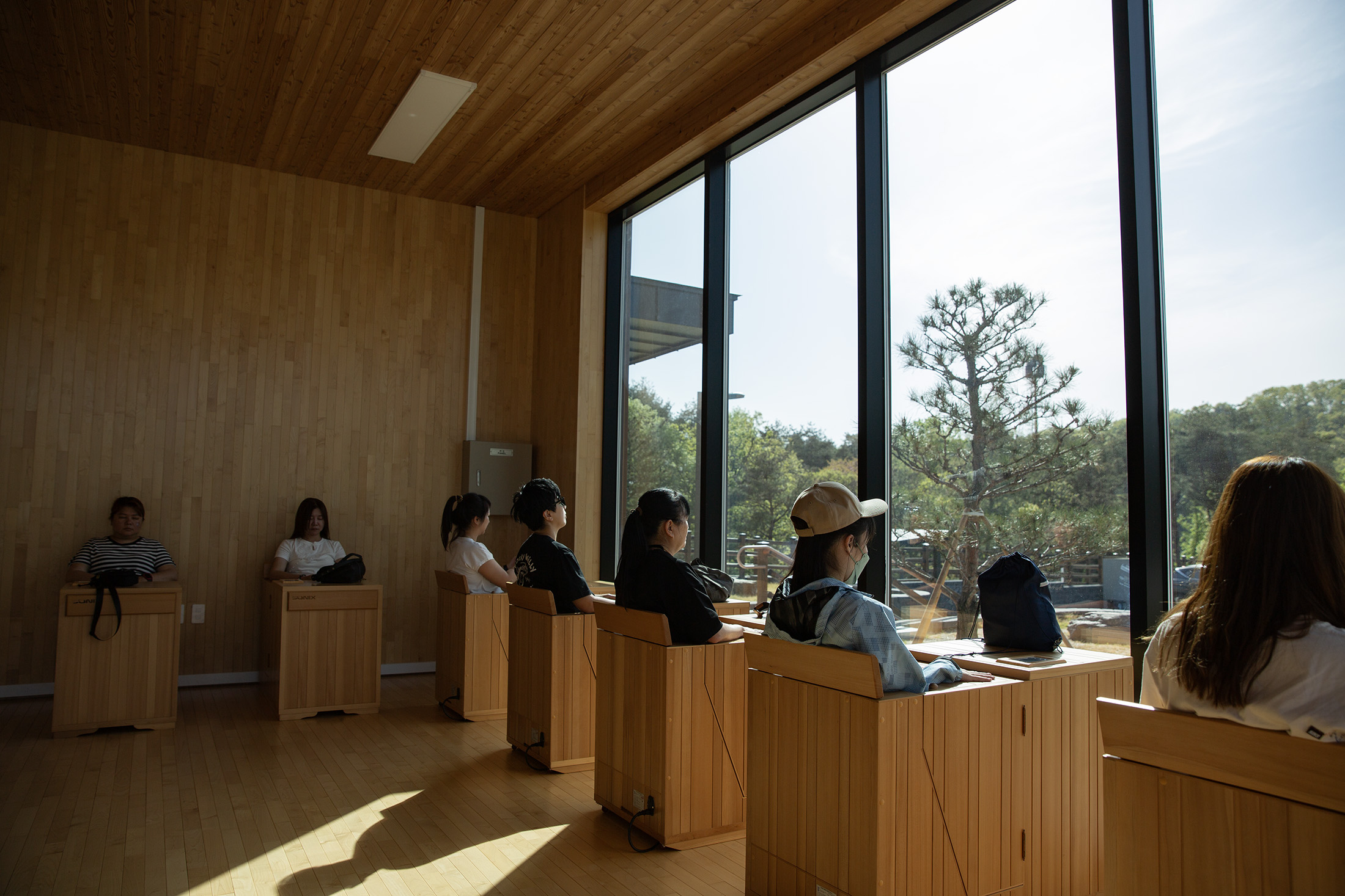 室內體驗的音波療癒設備則透過不同頻率的震動與聲響，引導身體進入更平穩的狀態。