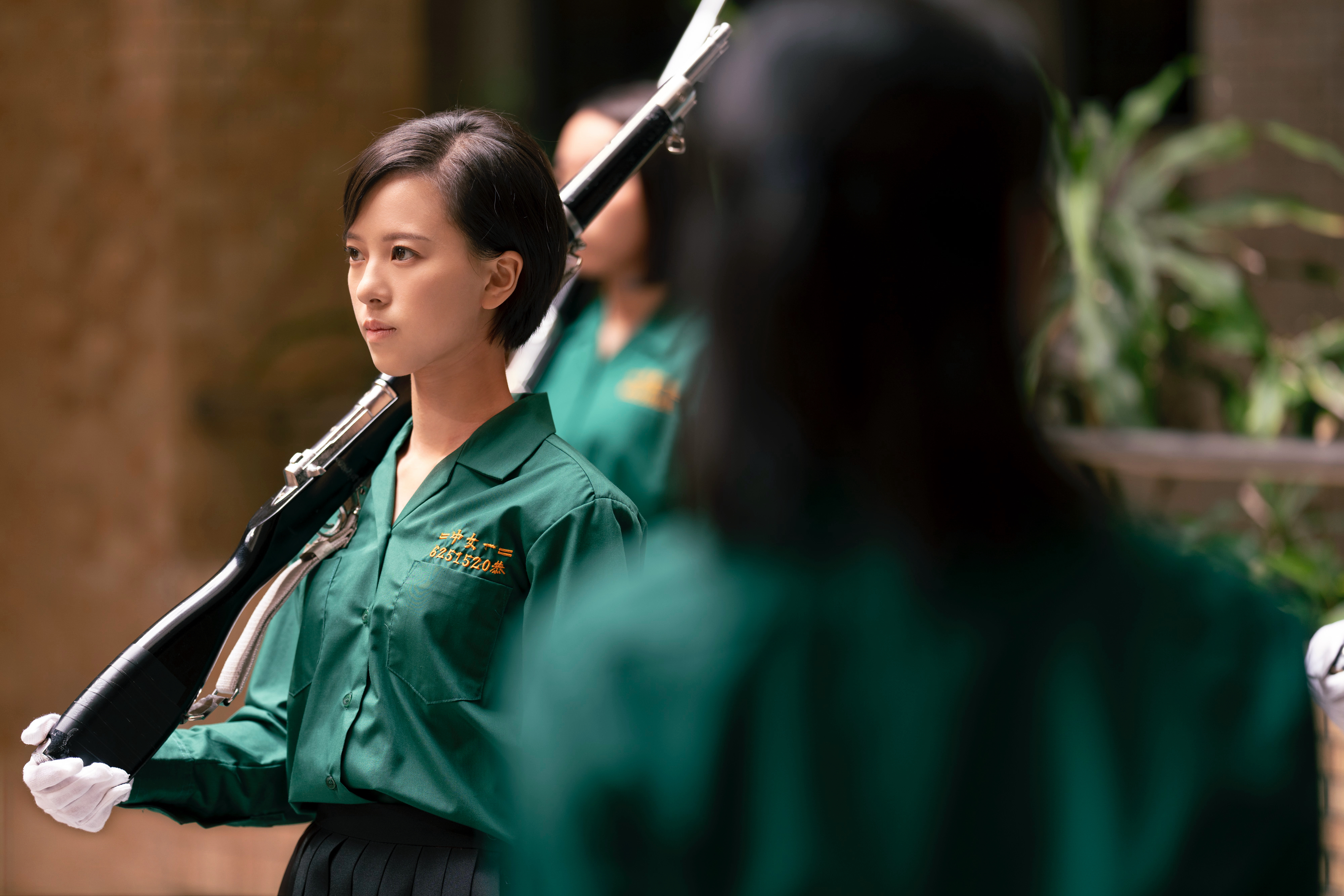 飾演日校生且還是儀隊隊員的項婕如,片中外型亮麗又帥氣,與使用同一張桌子的陳姸霏成為莫逆之交。(興揚電影提供)