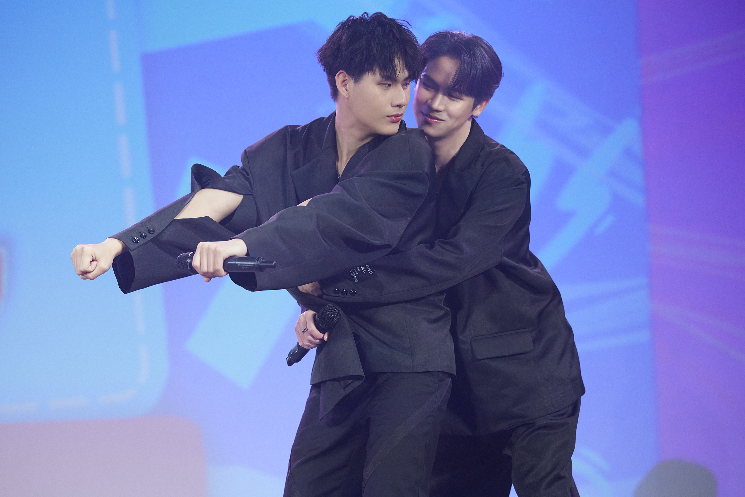 Winny與Satang重溫劇中機車雙載橋段。（陶麗雅國際提供）