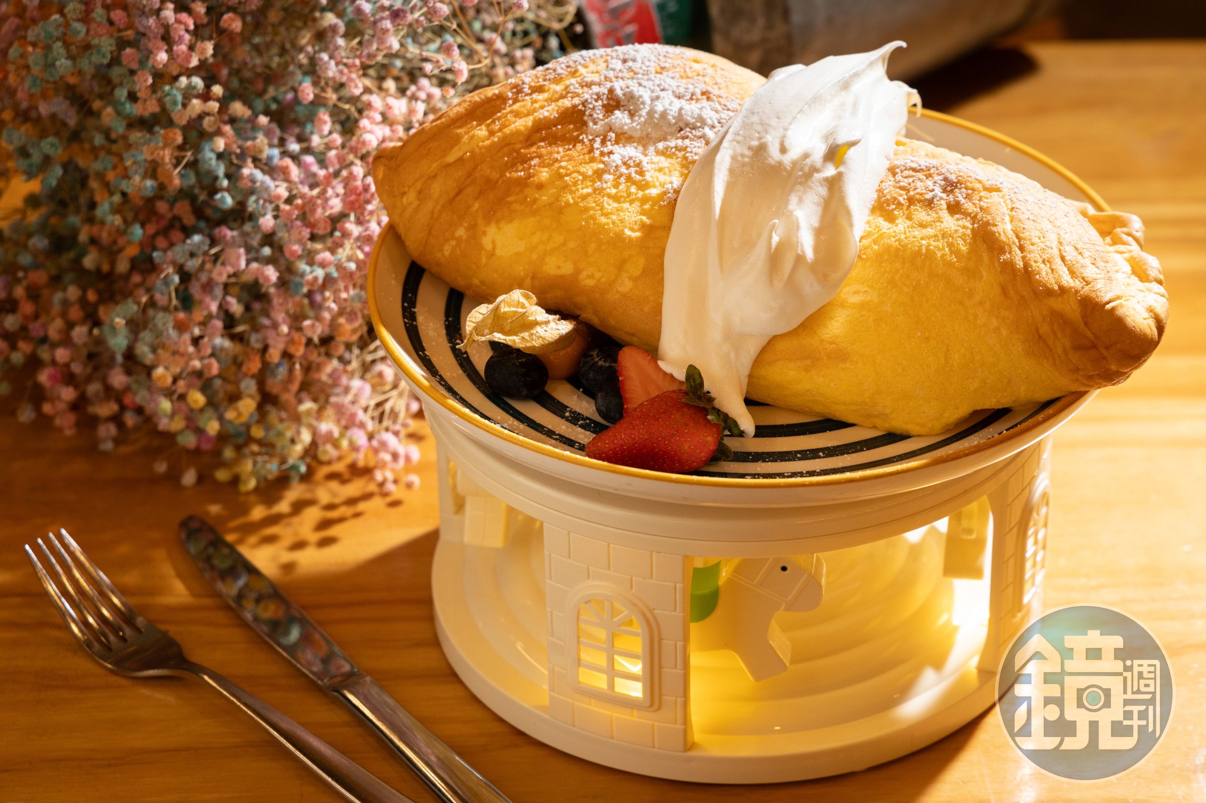 巨無霸舒芙蕾「Fluffy Soufflé Omelette」裝在旋轉木馬轉盤上，點一份就能幫朋友夢幻慶生。（港幣118元／份）