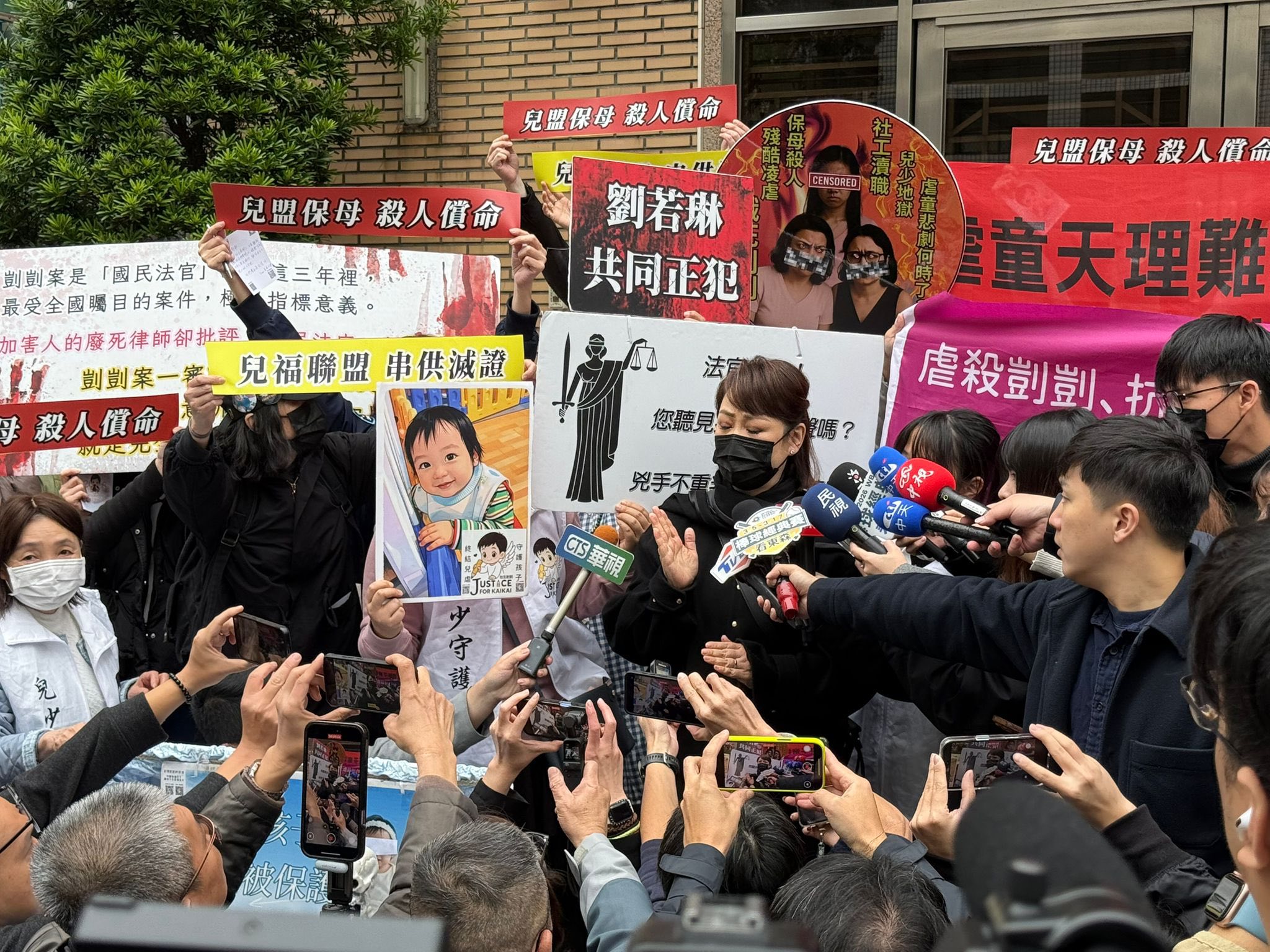 藝人郁方關心剴剴虐童案，多次現身抗議。（翻攝自好門媳婦的秘密生活郁小芳臉書）