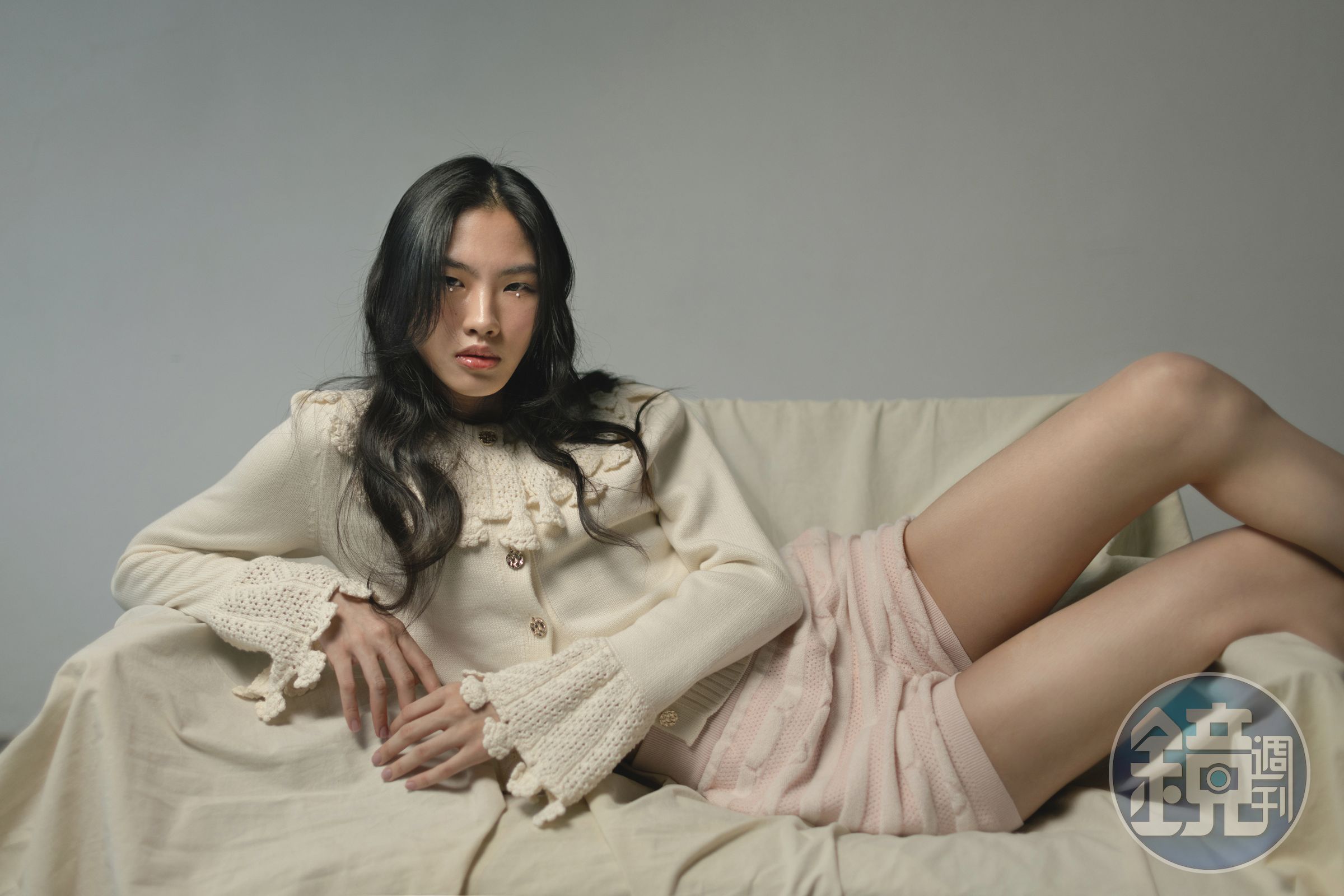 米色針織開襟衫 價格店洽／粉紅色條紋針織短褲 價格店洽　all by Louis Vuitton
