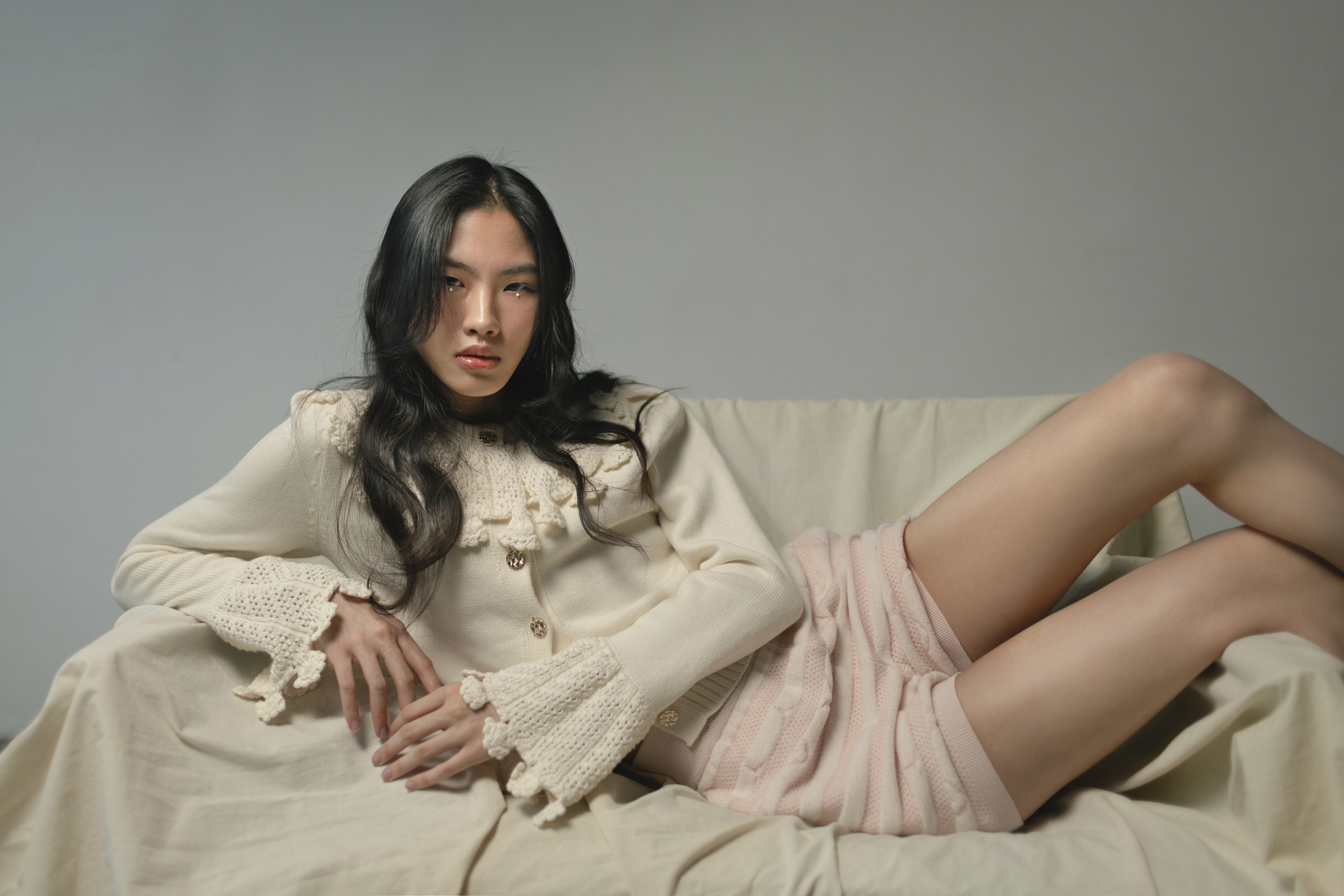 米色針織開襟衫 價格店洽/粉紅色條紋針織短褲 價格店洽 all by Louis Vuitton
