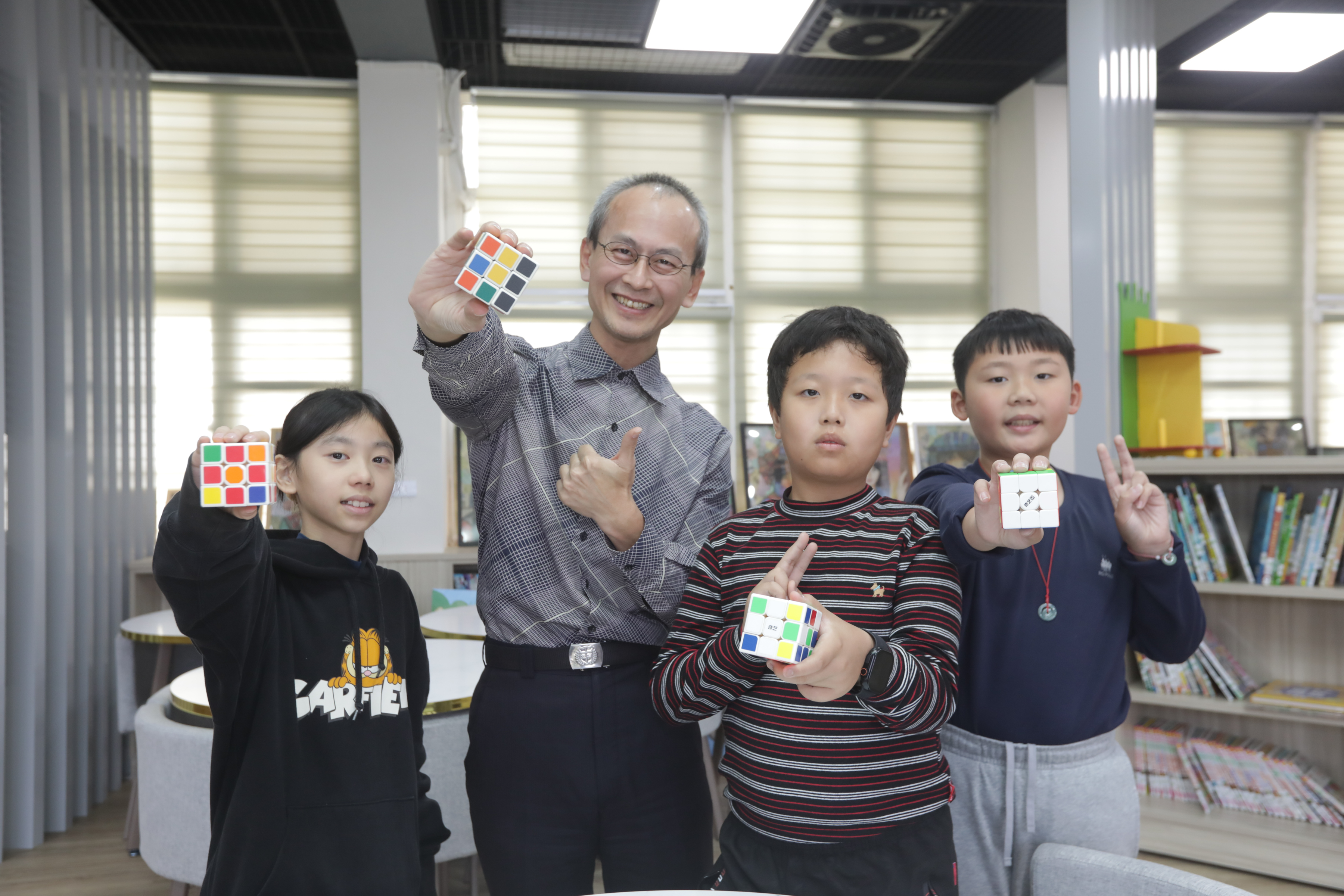 張嘉錄開設魔術方塊社團，認為能鍛鍊學生的空間概念。