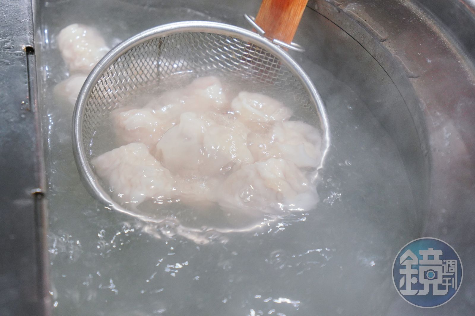 鮮蝦扁食下鍋後顆顆飽滿。