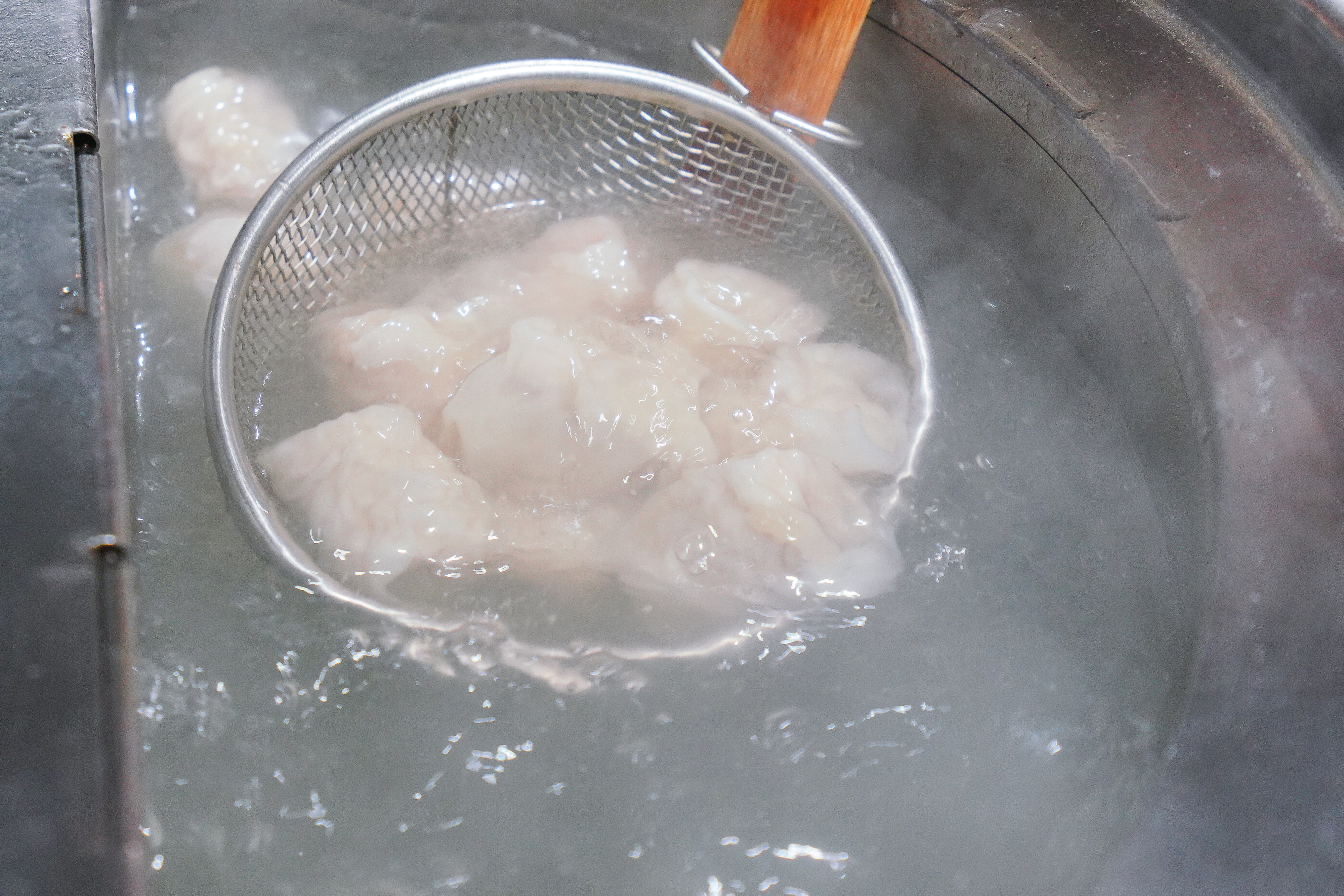 鮮蝦扁食下鍋後顆顆飽滿。