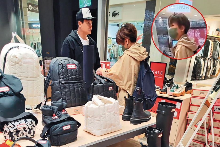 王振復(左)一身輕鬆打扮,陪女友人(右)逛知名潮牌雨鞋店。(讀者提供)