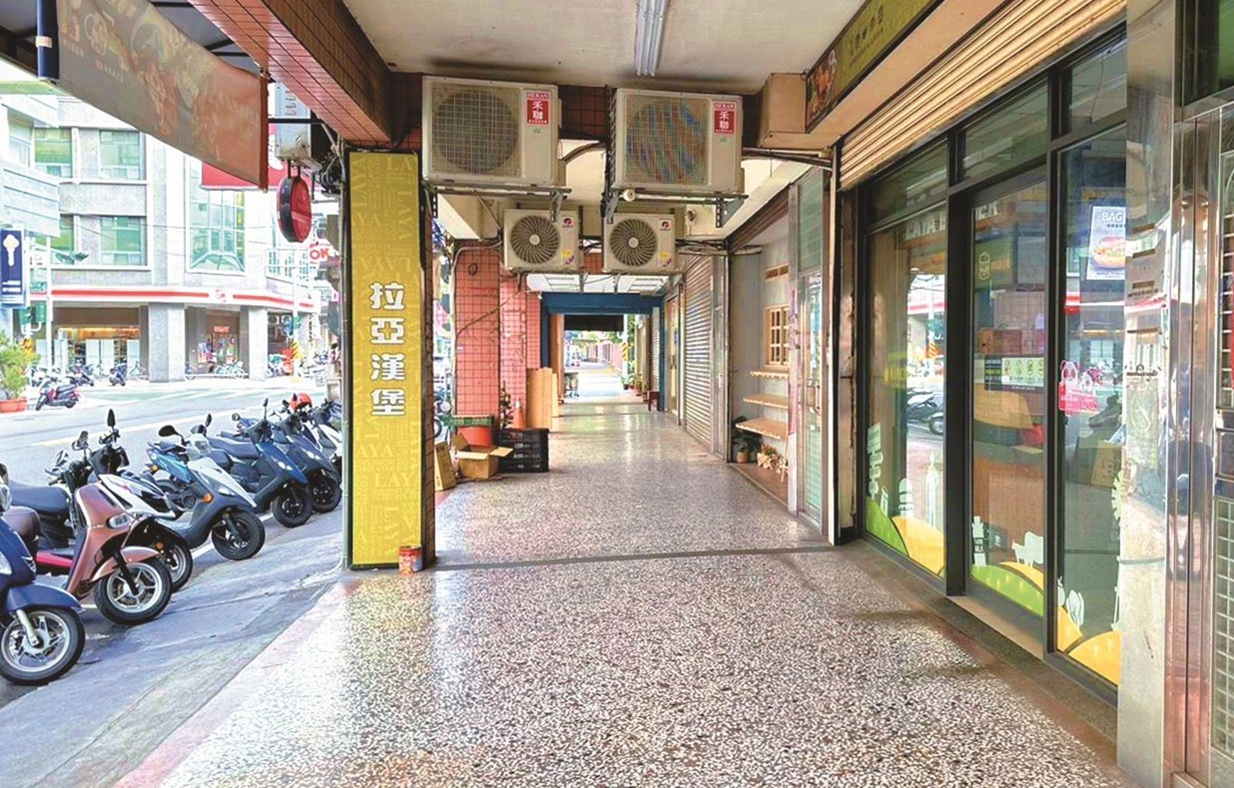 竹北老舊騎樓打通,學童通行更安全。(新竹縣政府提供)