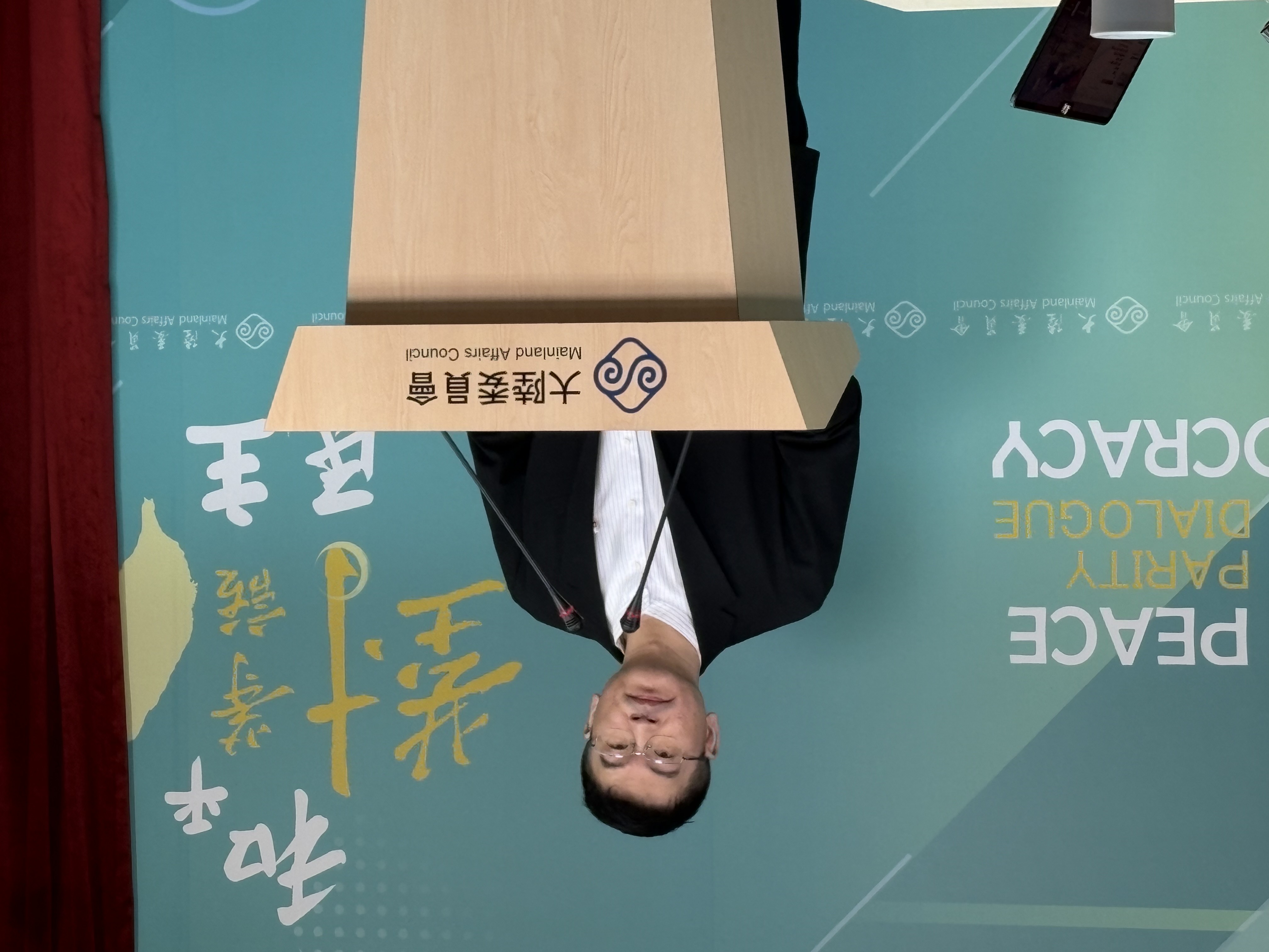 陸委會副主委梁文傑在下午的例行記者會中播放中國官媒「台灣網」臉書轉貼劉振亞的短影音。（本刊資料照