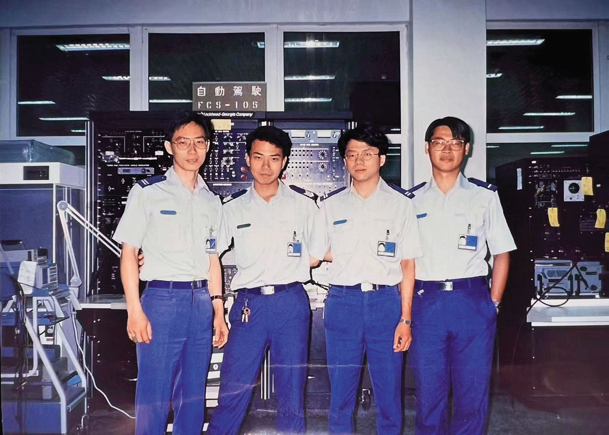 石文機(左1)是高雄工專電子工程科畢業,1995年服兵役時,擔任空軍電子修護官。(和亞提供)