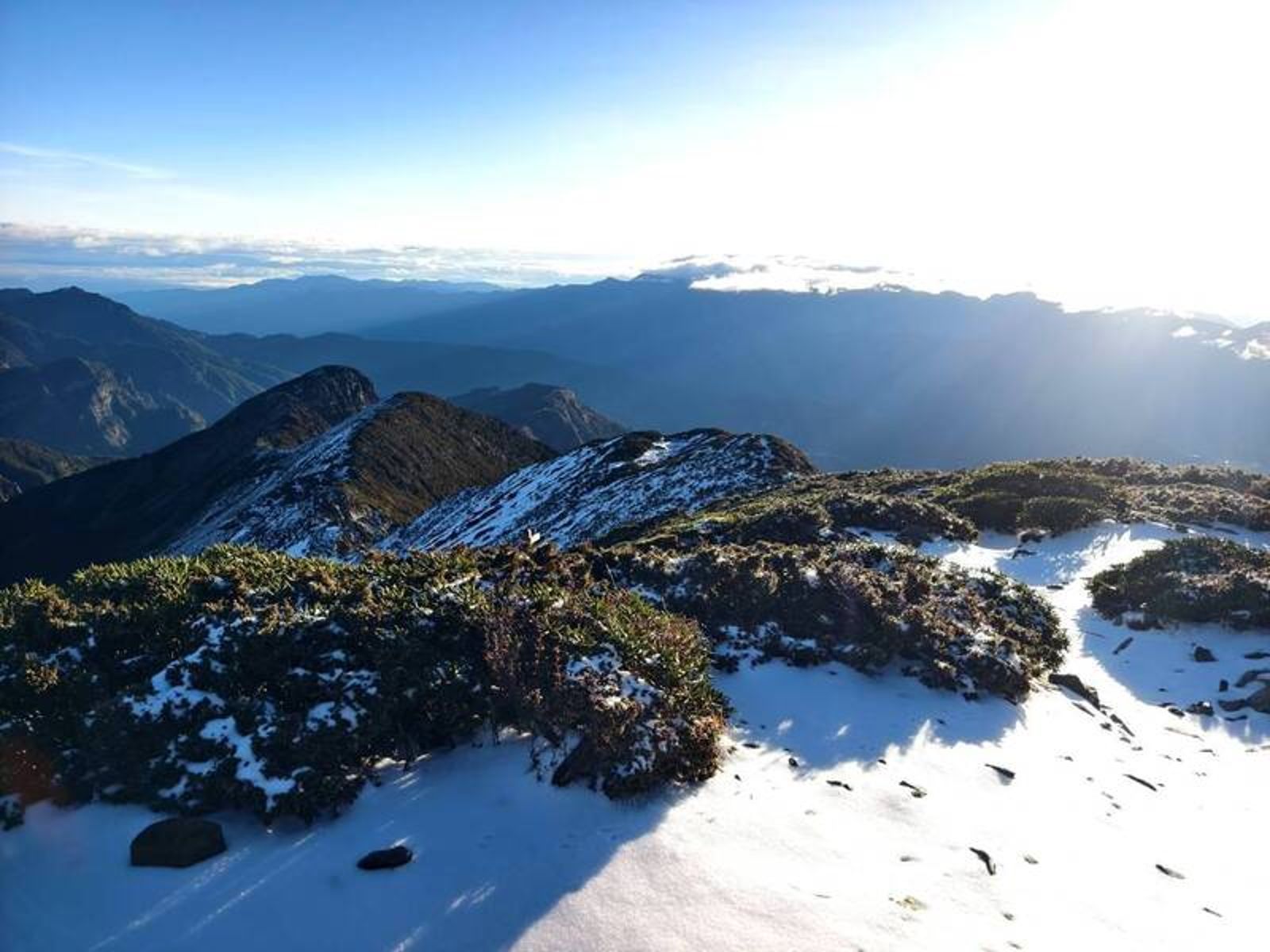 由於一波又一波的冷氣團不斷肆虐，雪霸國家公園於耶誕夜迎來初雪。（雪管處提供）