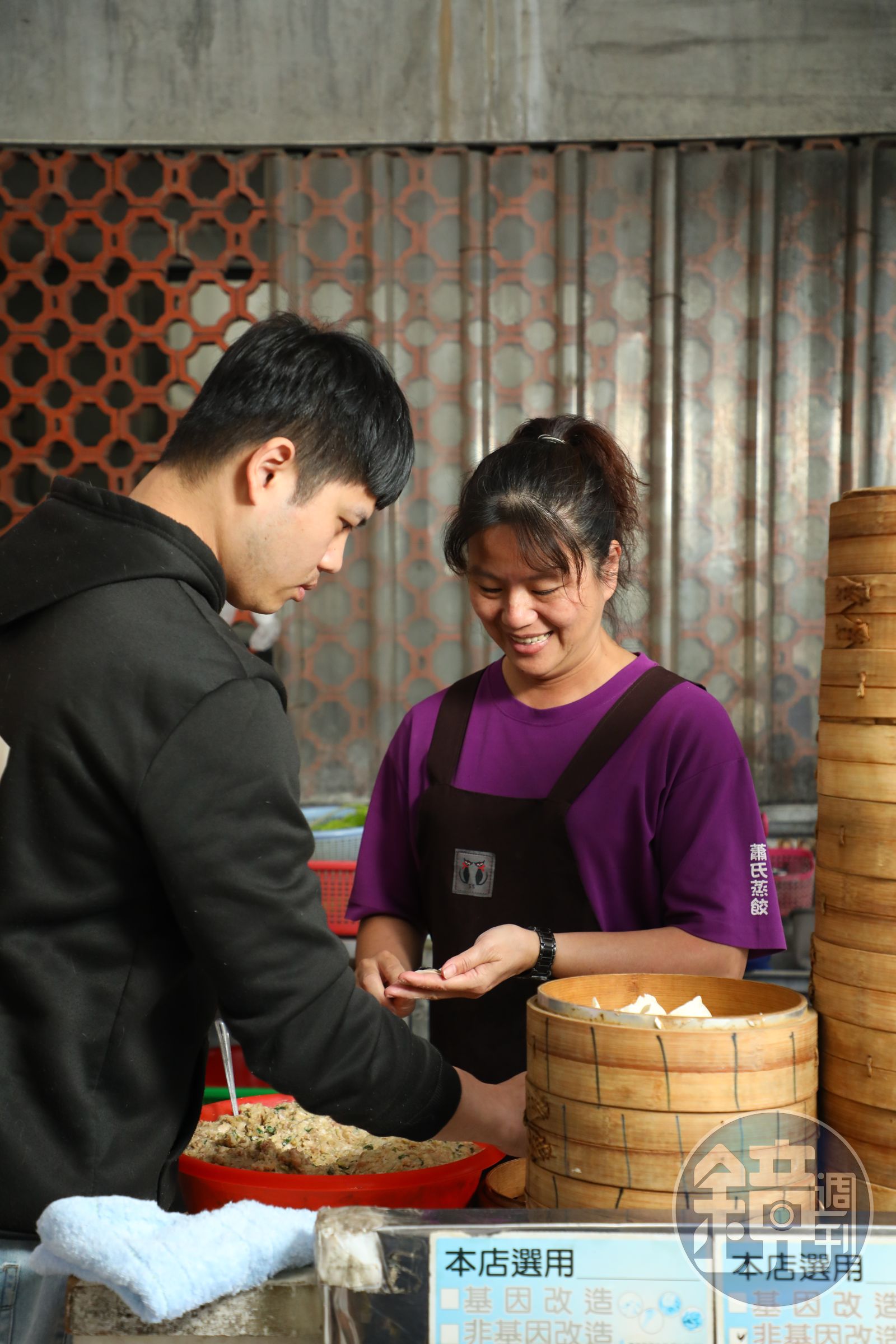 林慧如(右)與小兒子蕭明駿(左)一同傳承小吃店。