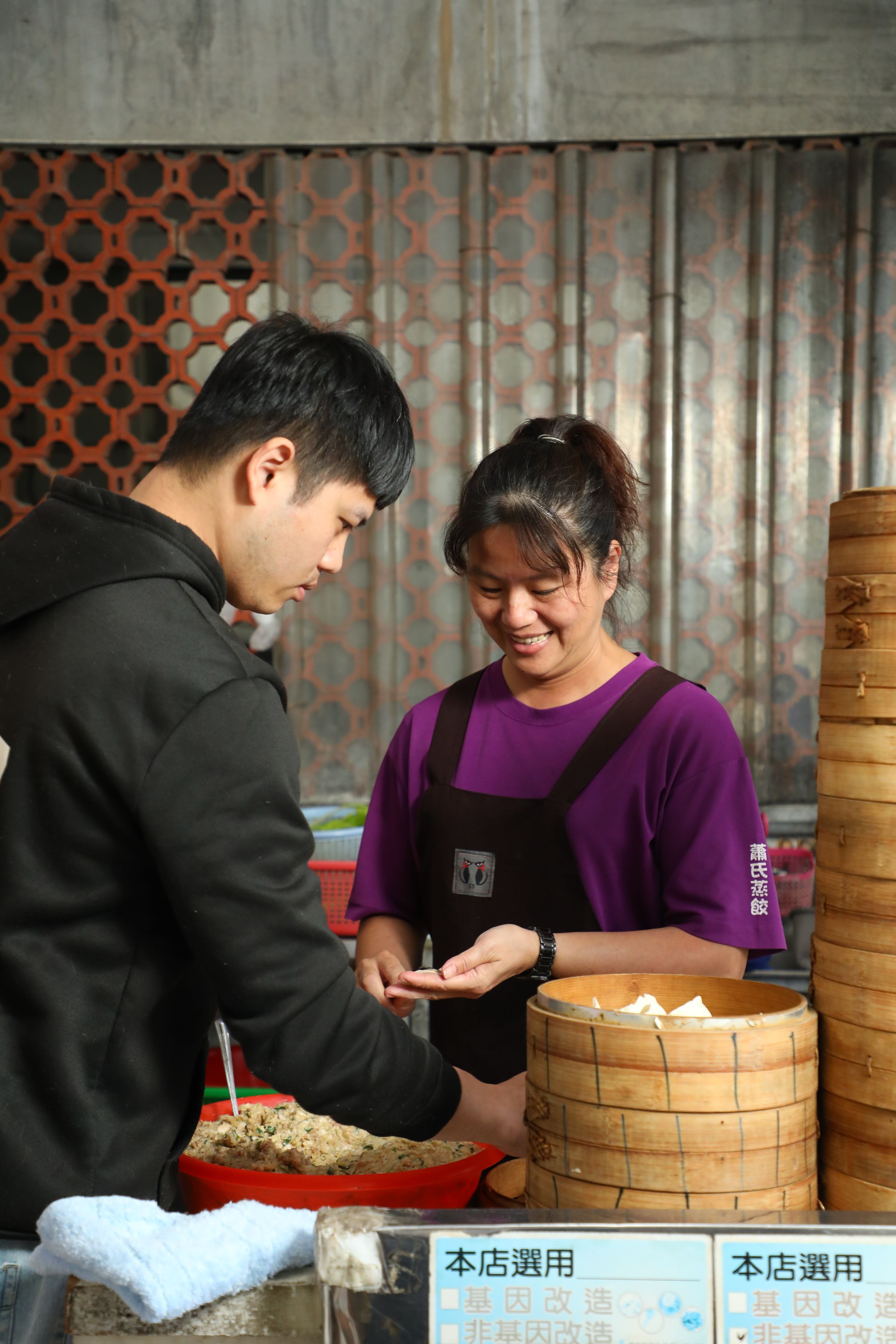 林慧如(右)與小兒子蕭明駿(左)一同傳承小吃店。
