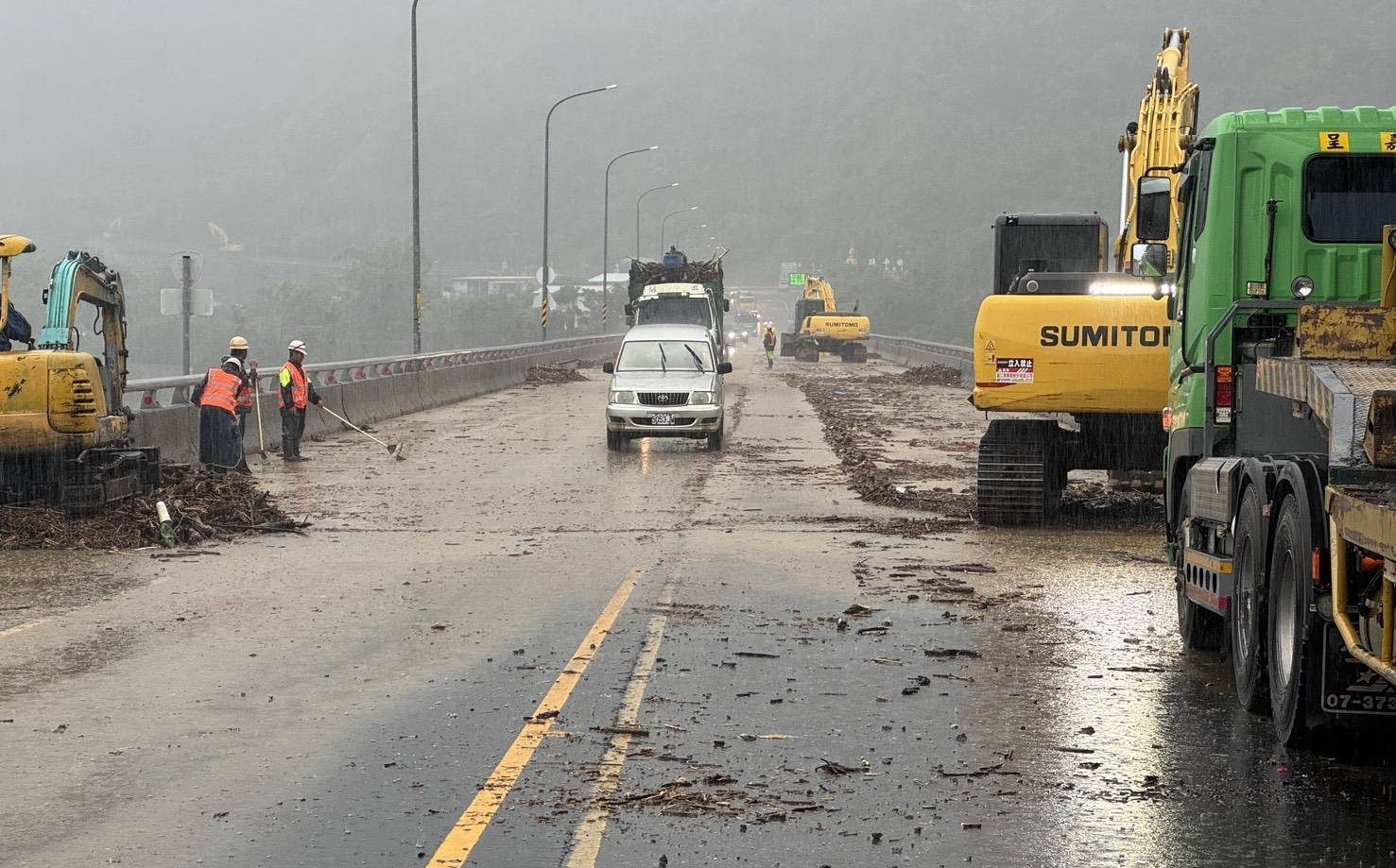 台9線341k鹿鳴橋段，中午已搶通單線雙向輪流放行。（翻攝自台東不一樣粉絲專頁）