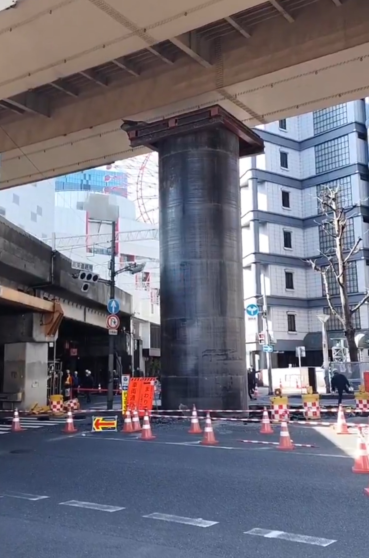 日本大阪梅田路面突然冒出13公尺高巨管。（翻攝自新里嘉孝 元大阪市会議員 北区（にいざとよしたか）X平台）