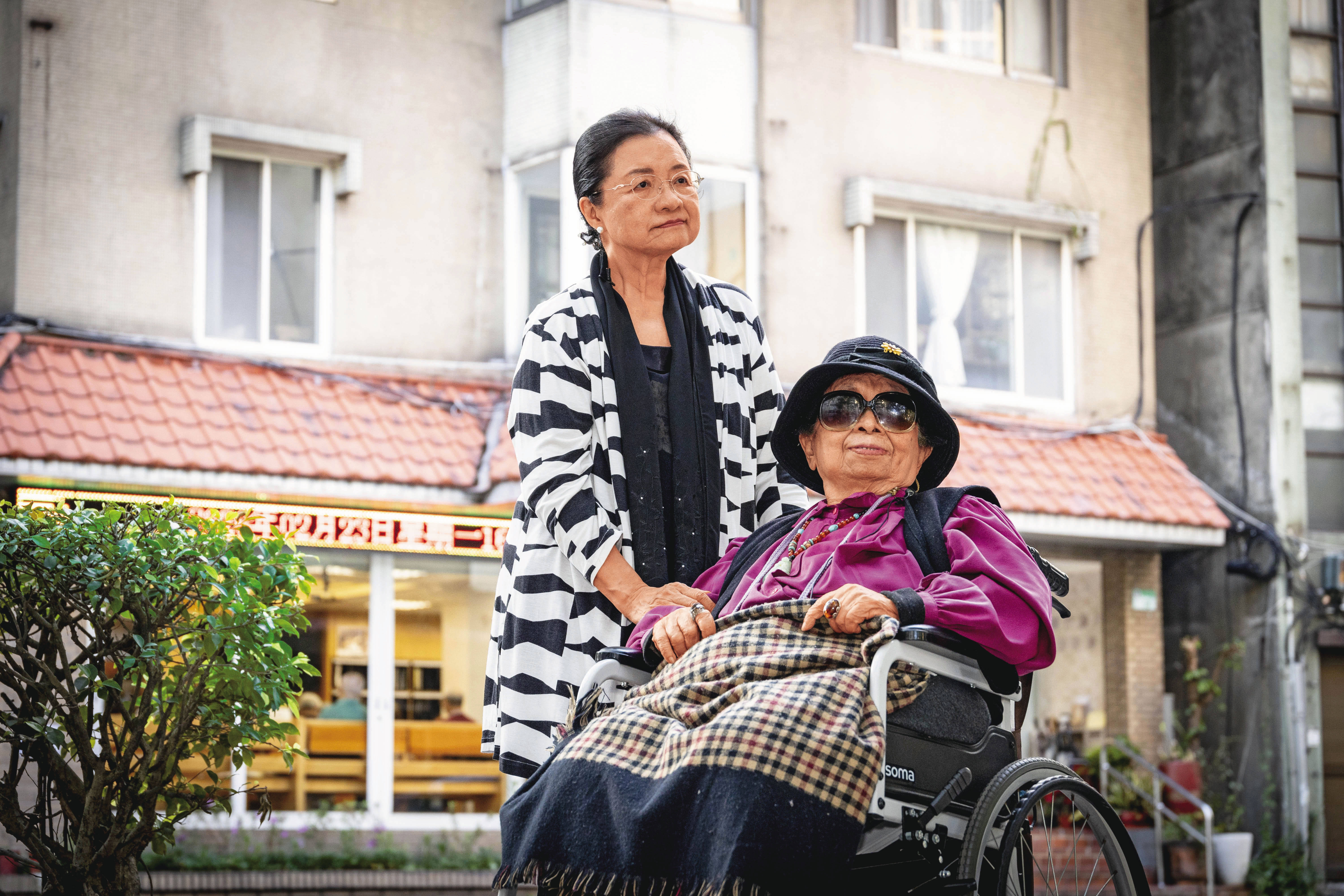 林宅血案46年前夕,田秋堇(左)、田孟淑(右)一起回到當年的血案現場。1982年,台灣基督長老教會發起集資募款買下該址,染血的凶宅改建為教會。2025年,義光教會被列為「具轉型正義意涵場址」。