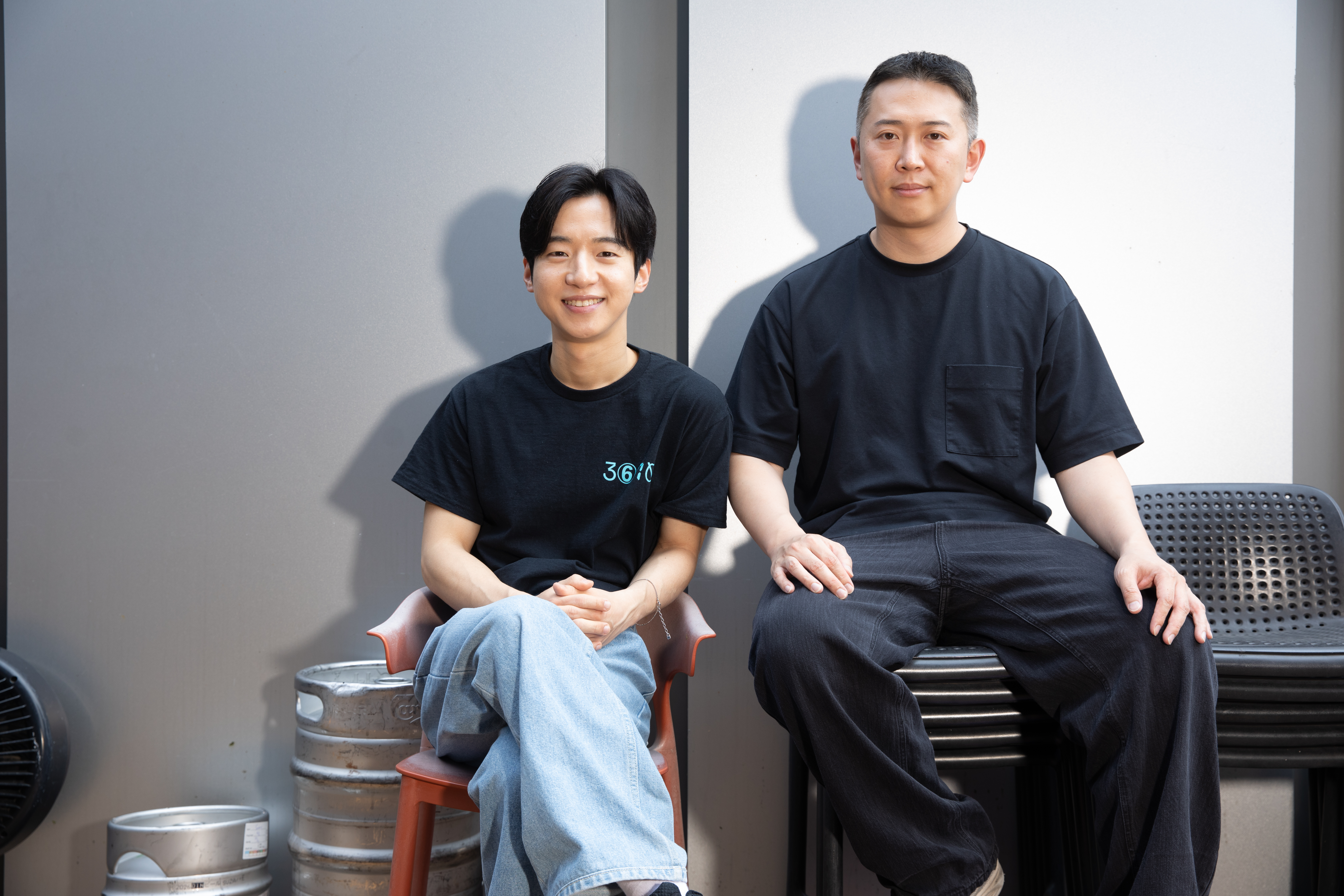 導演朴俊浩（左）與演員金賢睦（右）來台為電影造勢，對台灣觀眾的深入觀察印象深刻。