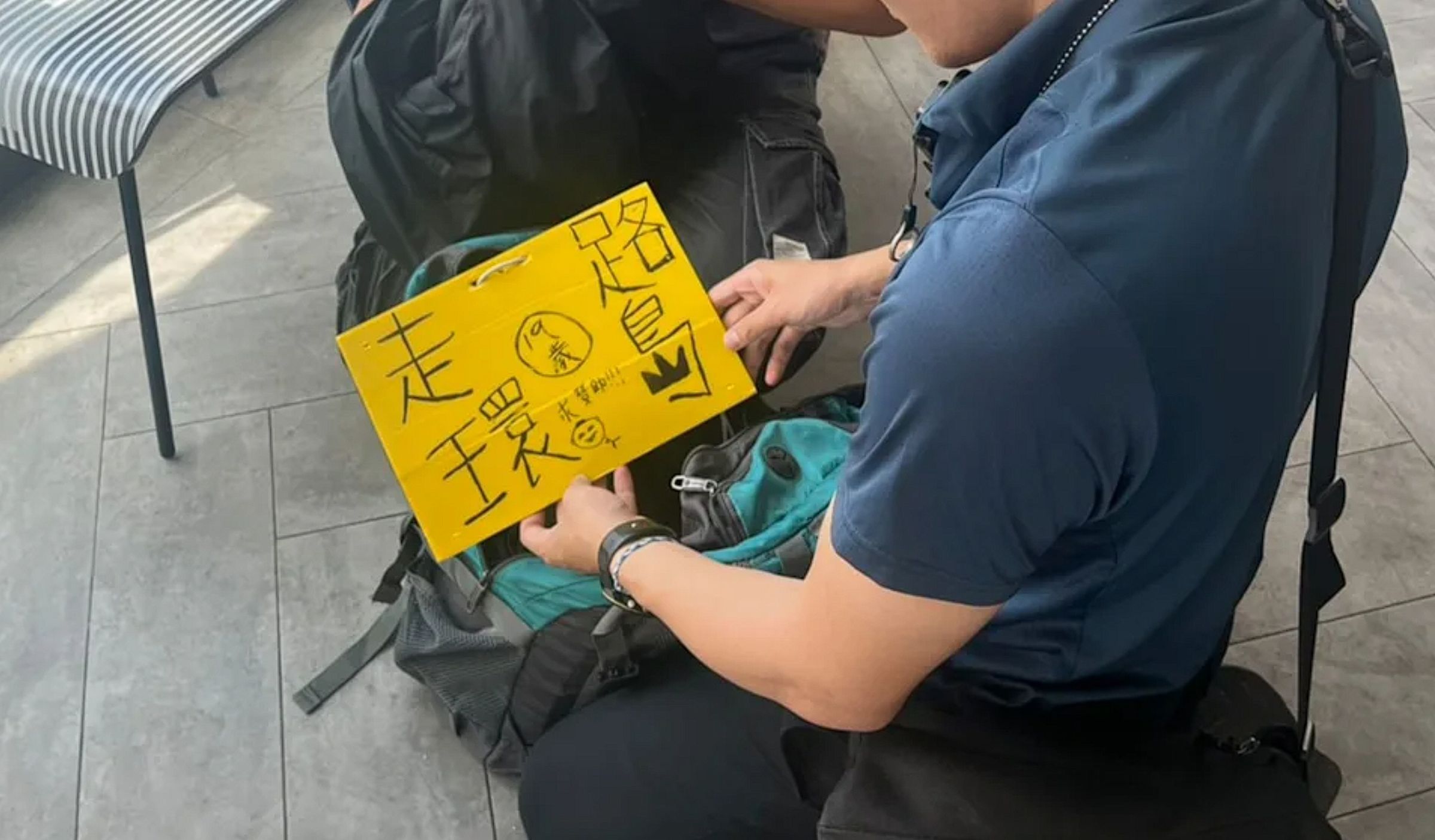 19歲楊姓男子身上掛著走路環島的牌子,實際上卻是邊走邊詐騙。(翻攝畫面)