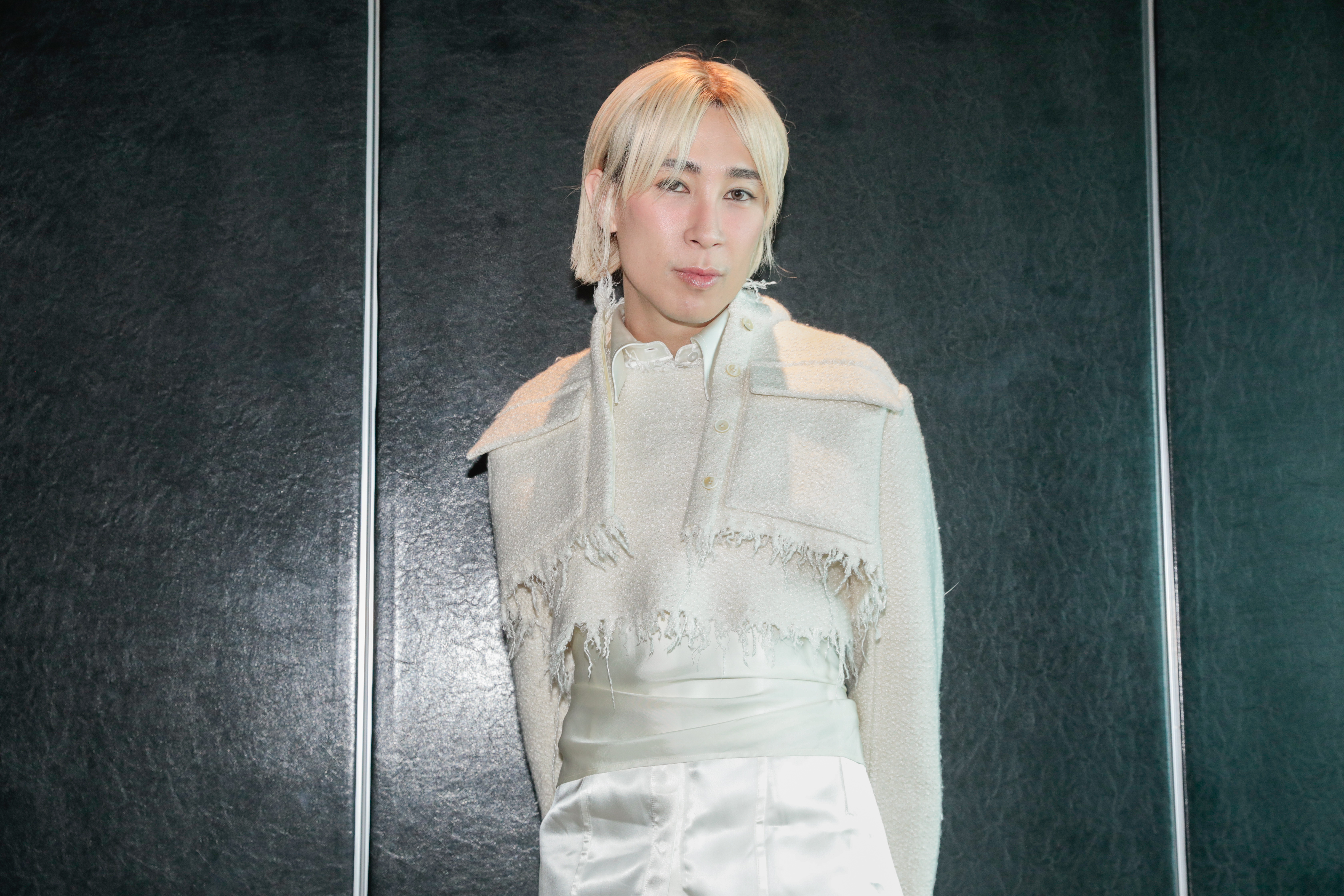 香港歌手馬天佑新歌〈我們什麼都不是〉在港台社群爆紅，他邀請多達180位名人為他翻唱。